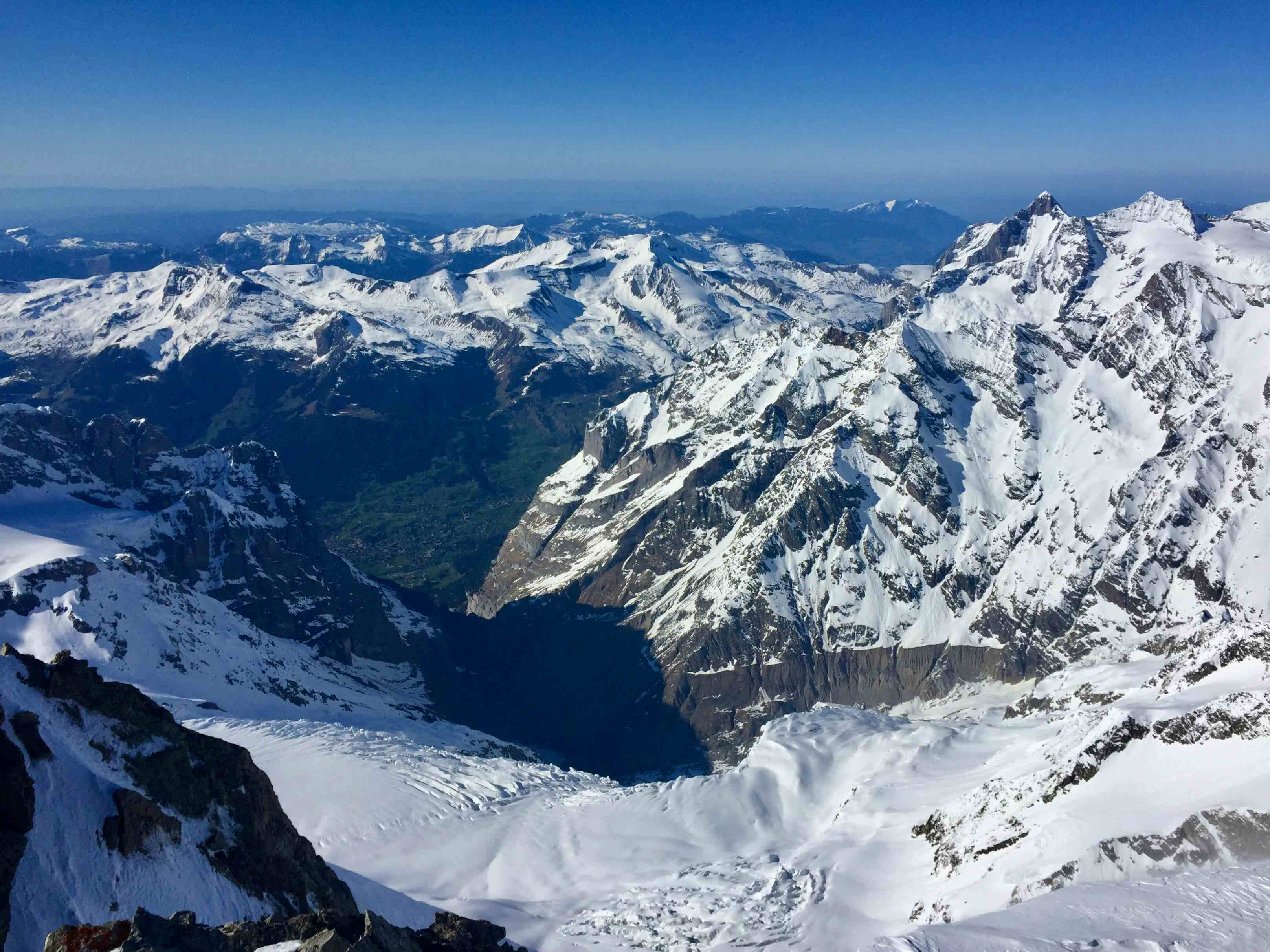 Tiefblicke vom Gross Fiescherhorn 3000m hinunter nach Grindelwald