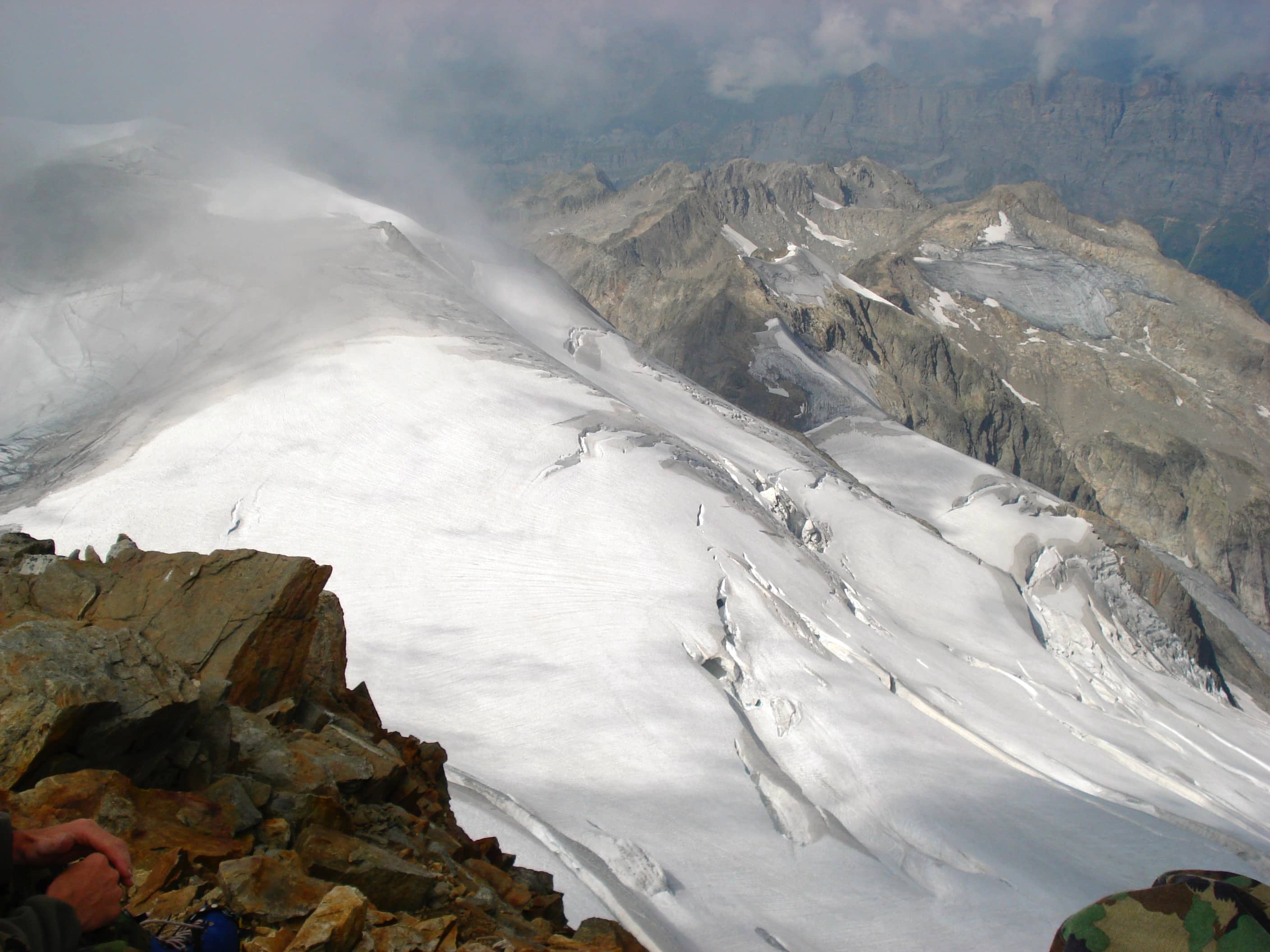 Blick vom Sustenhorn in die Tiefe