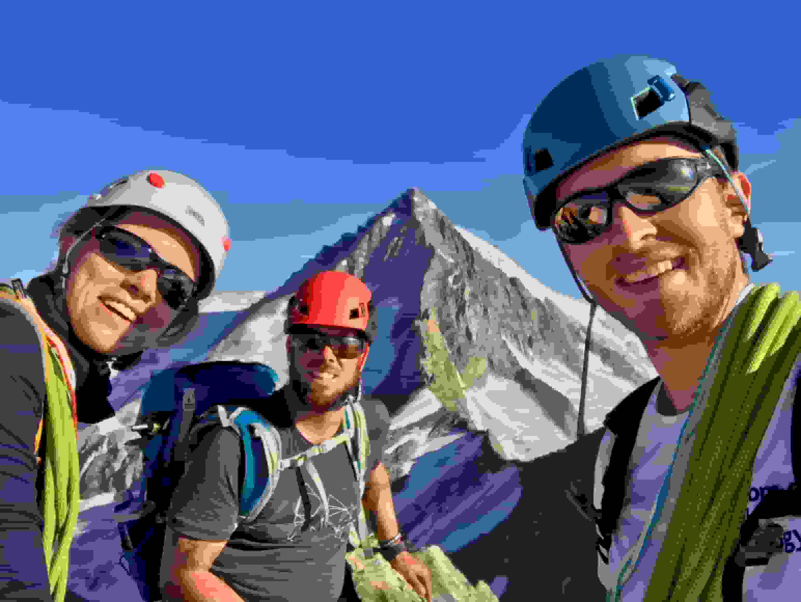 Zufriedene Gesichter auf dem Geisshorn. Hinten das Aletschhorn