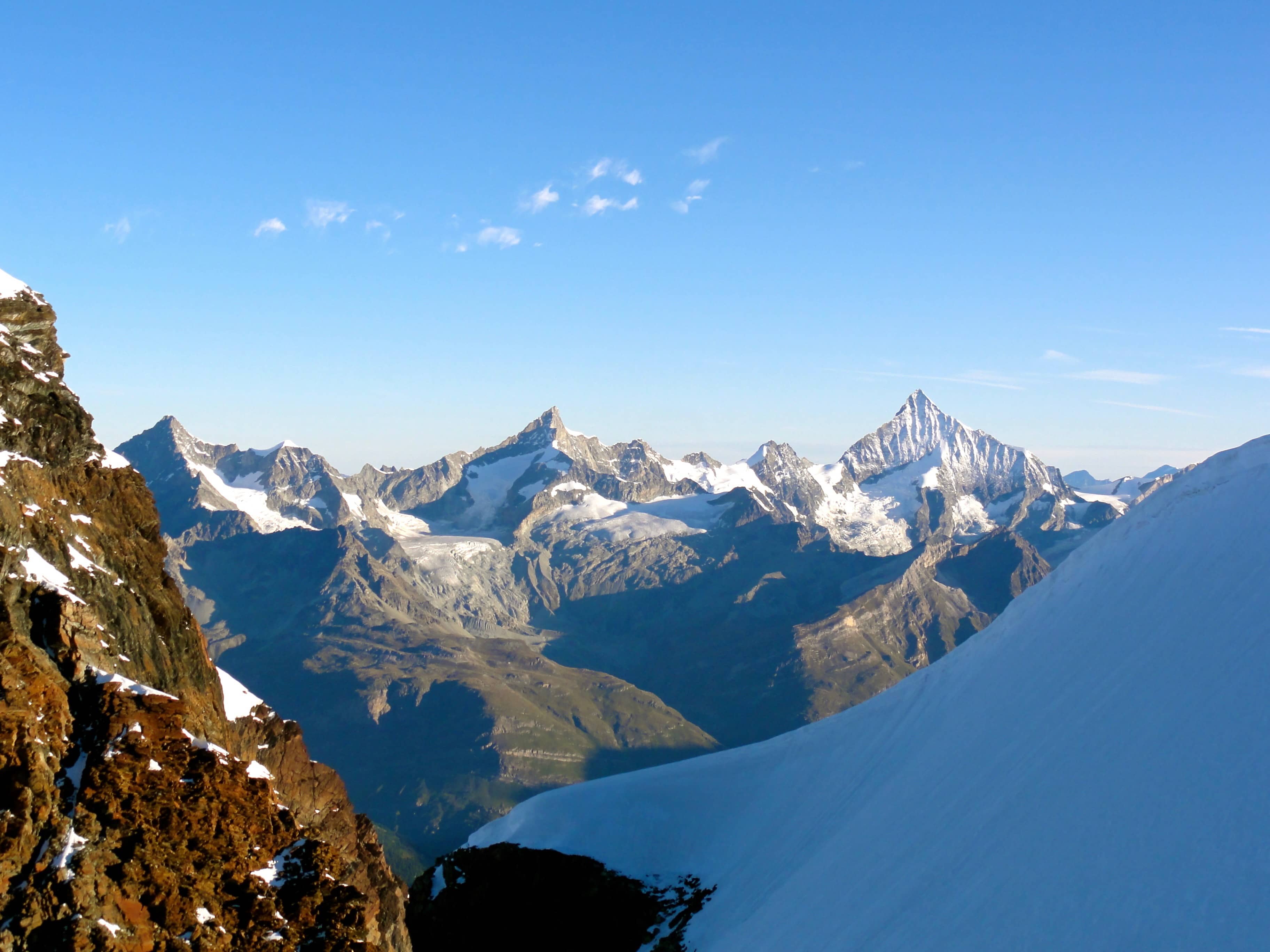 Blick von unterhalb des Pollux in die Mattertaler Bergwelt