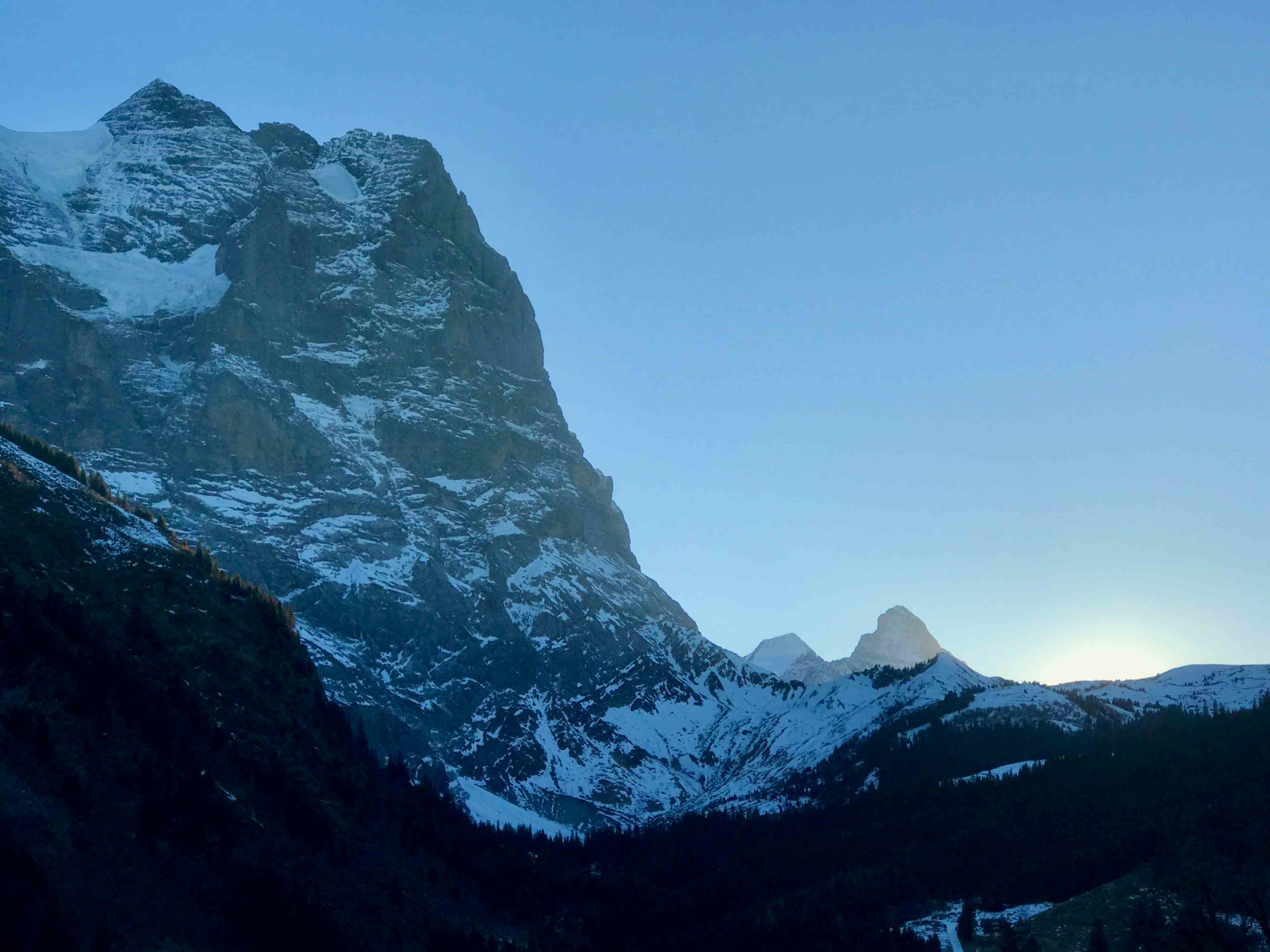 Schöne Stimmung nach dem Sonnenuntergang: Das beeindruckende Wetterhorn, und hinten der Mönch und der Eiger