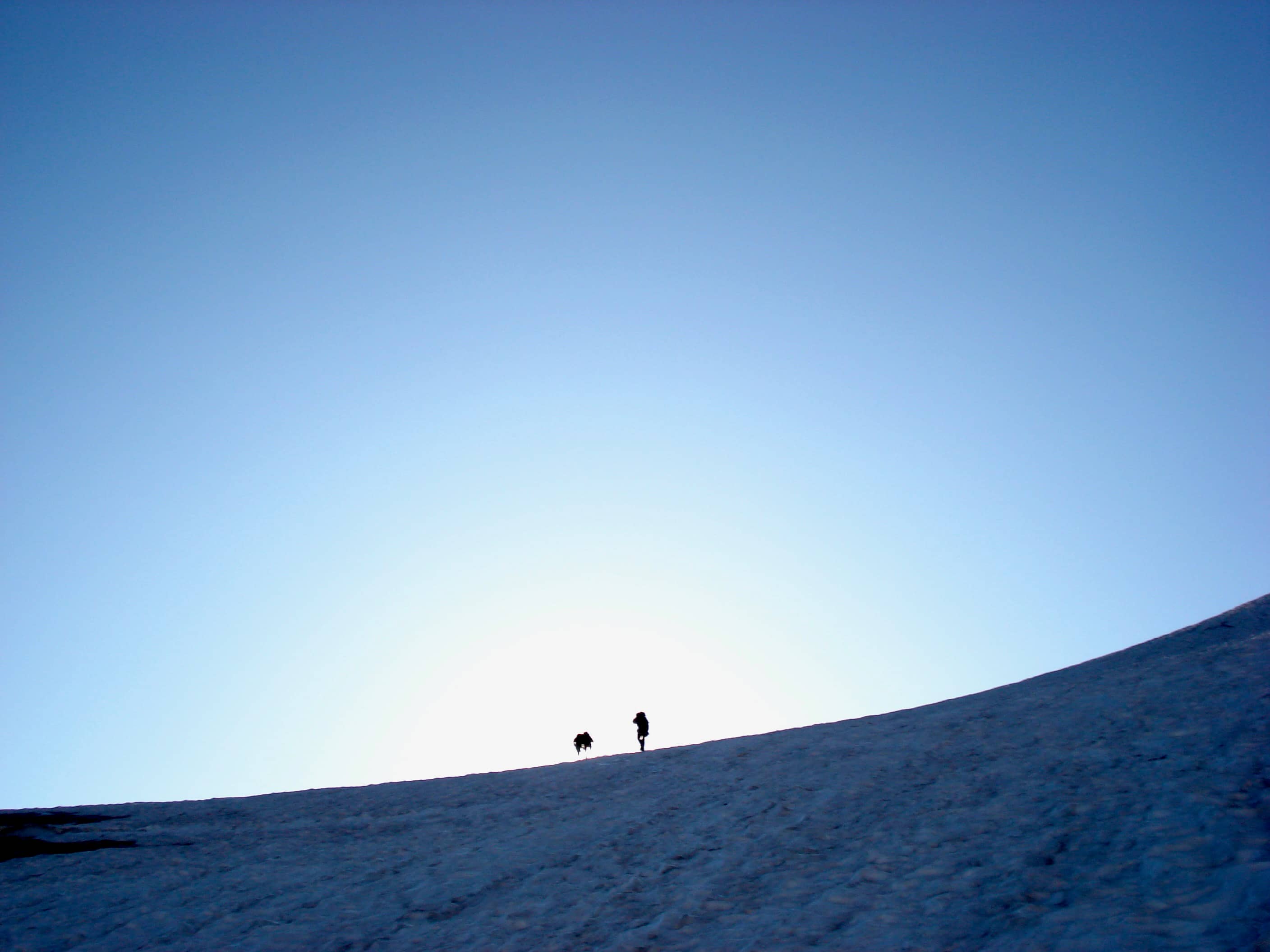 Zwei weitere Bergsteiger am Horizont