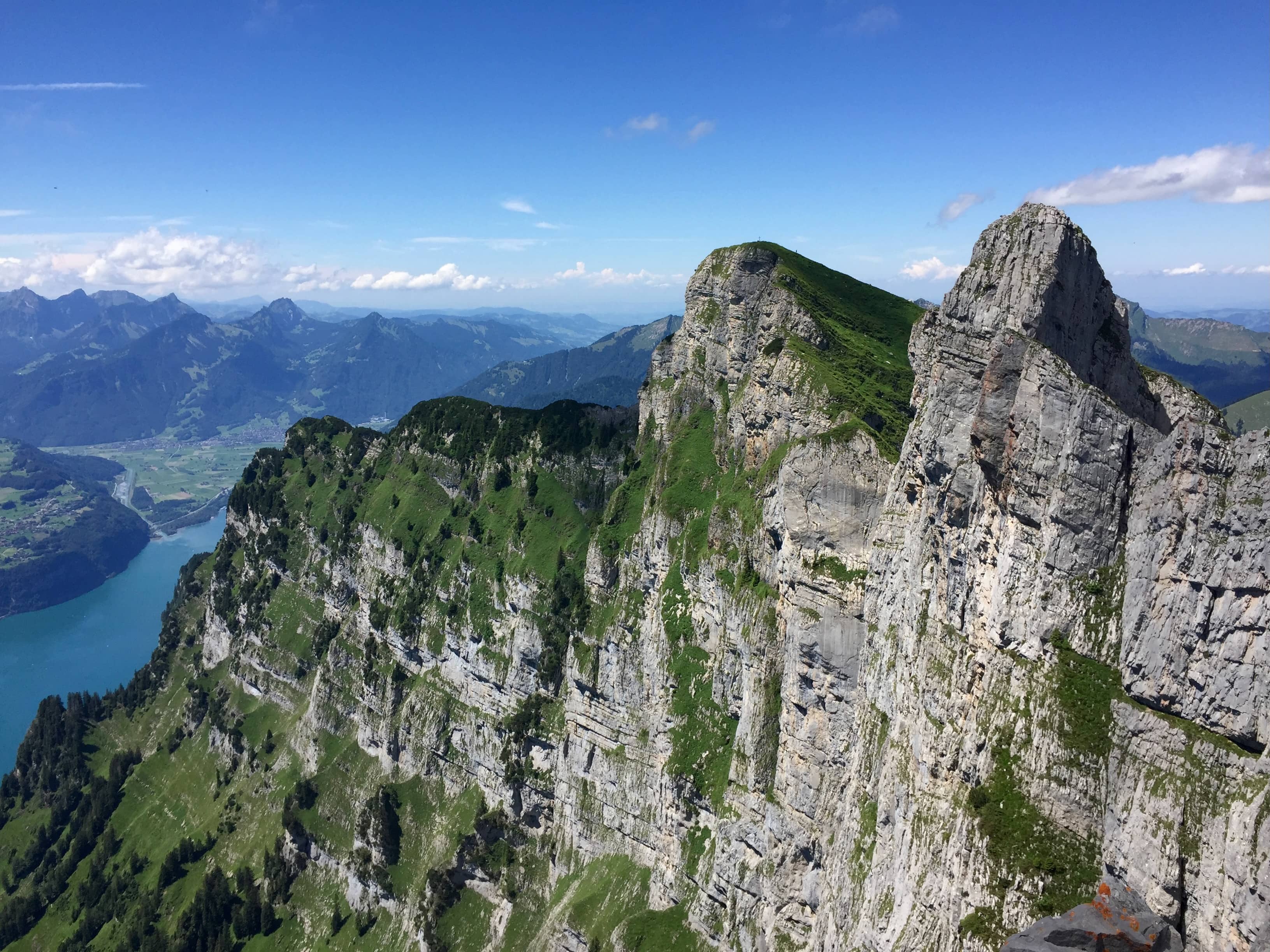 An der Kante: Grandiose Tiefblicke. Vorne der Mittlere Leistchamm, hinten der Leistchamm.