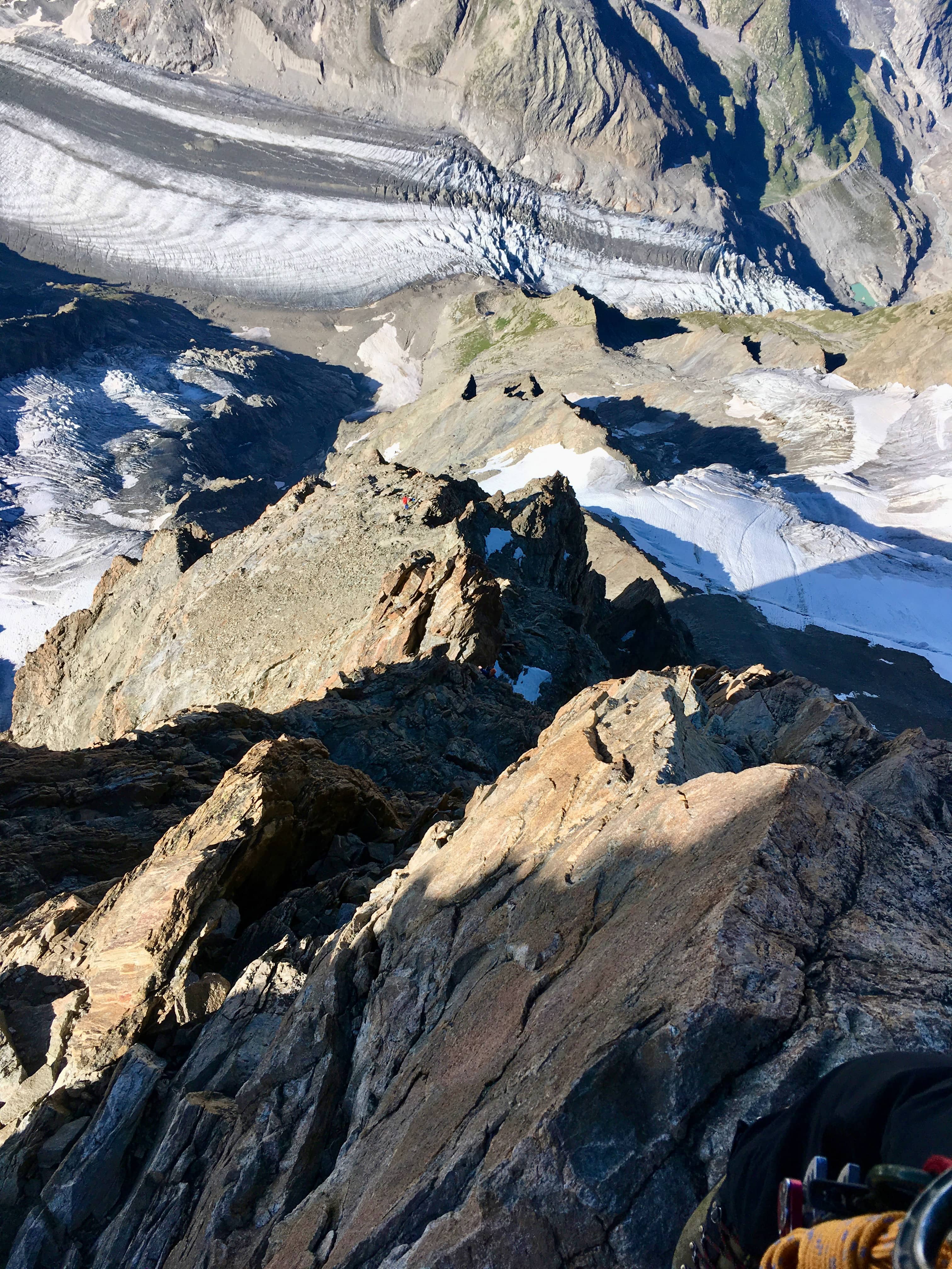 Fantastische Tiefblicke auf den SW-Grat und die Schulter (Foto: Danny)