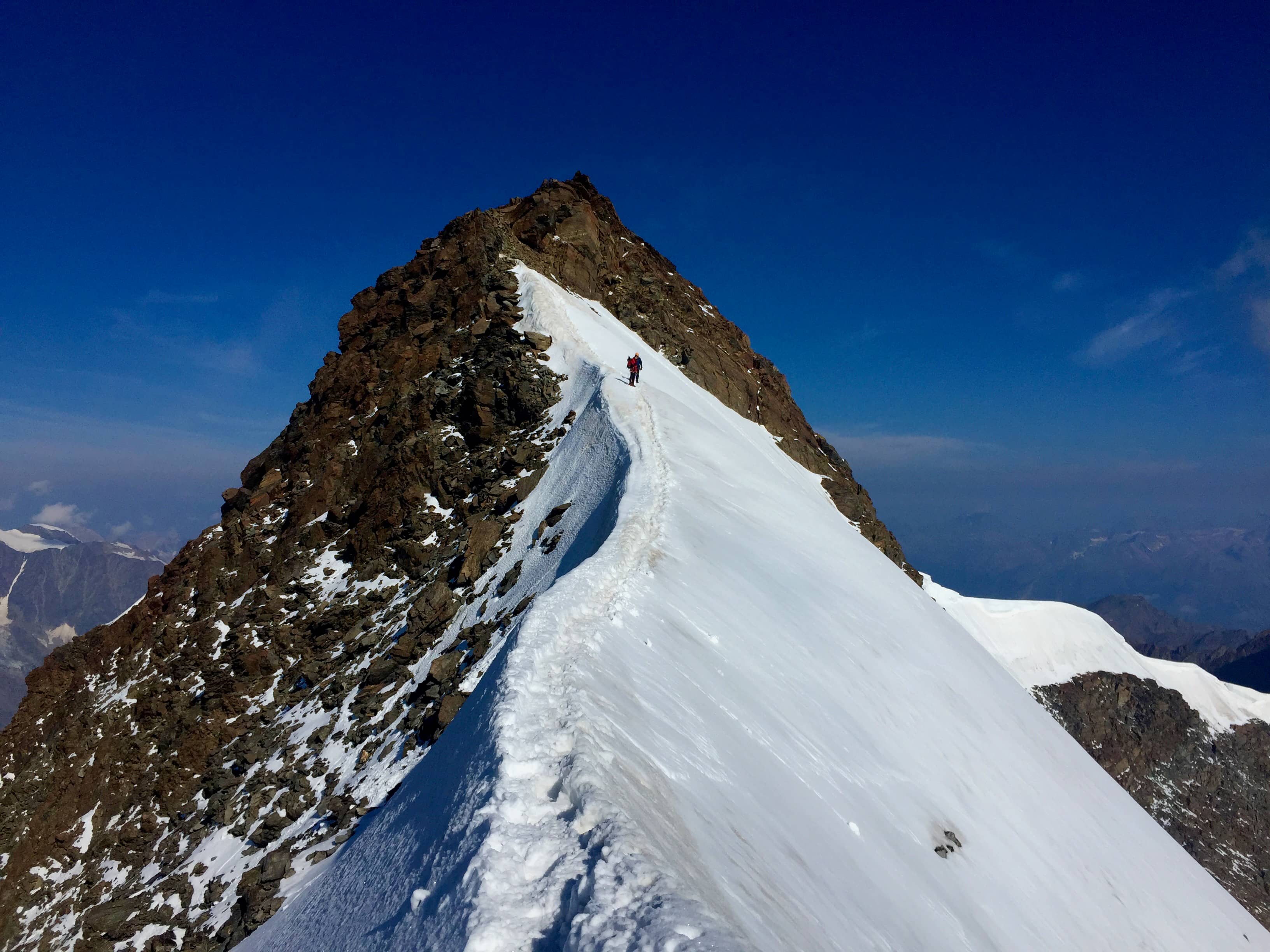 Auf dem Grat, kurz vor der Felsstufe, die uns noch vom Gipfel trennt.