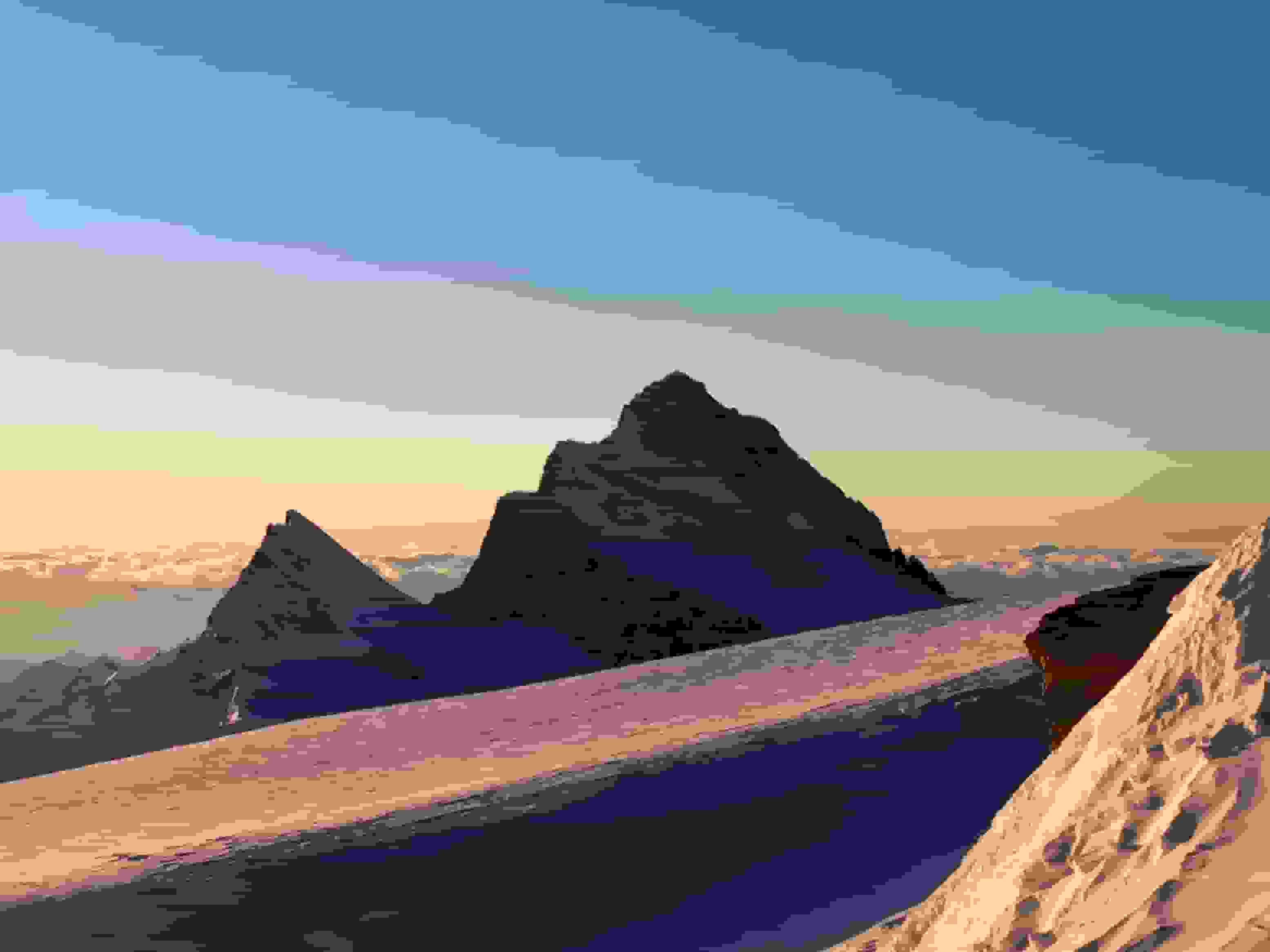 Agassizhorn und Finsteraarhorn bei Sonnenaufgang vom Fieschersattel aus gesehen