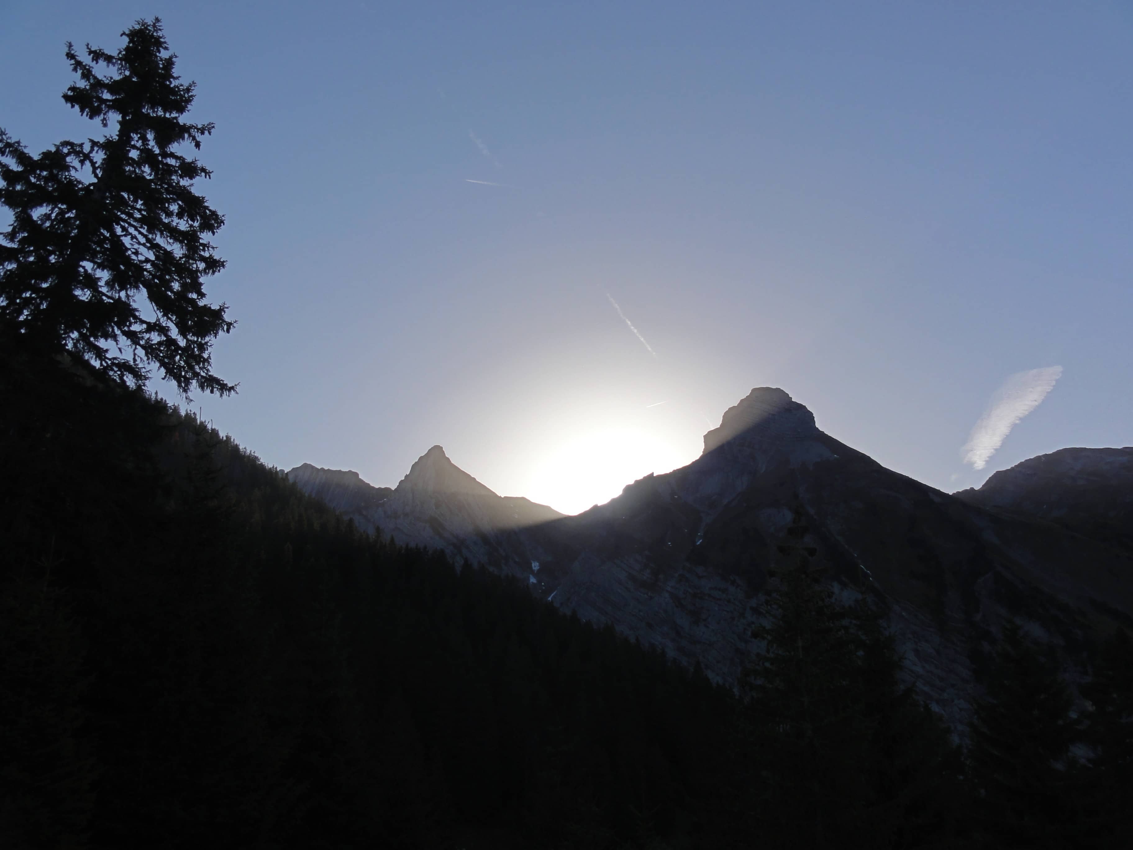 Die Sonne geht auf zwischen Rossalpelispitz und Zindlenspitz