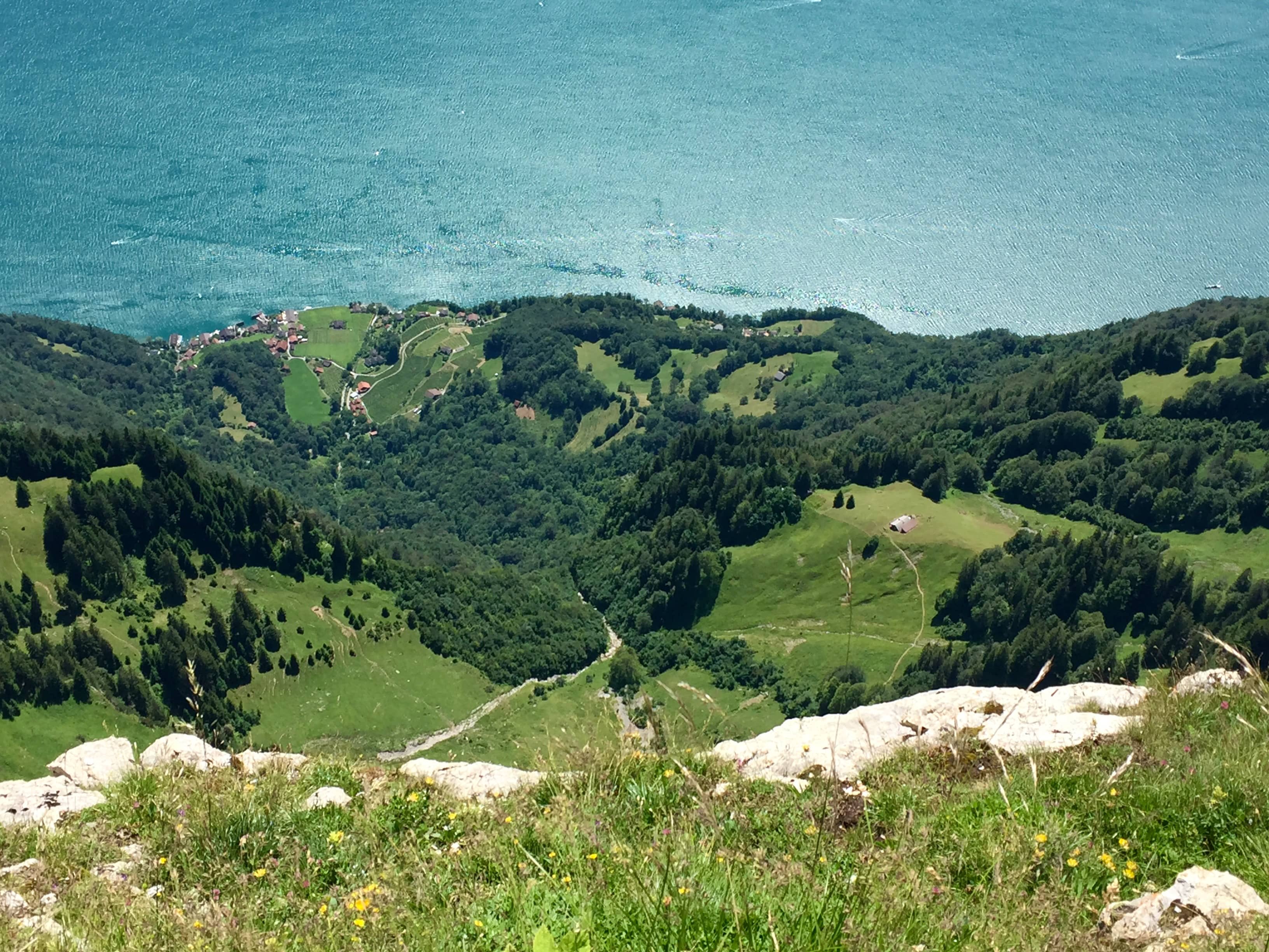 Tiefblick Leistchamm. Unten Quinten, dazwischen die Laubegg