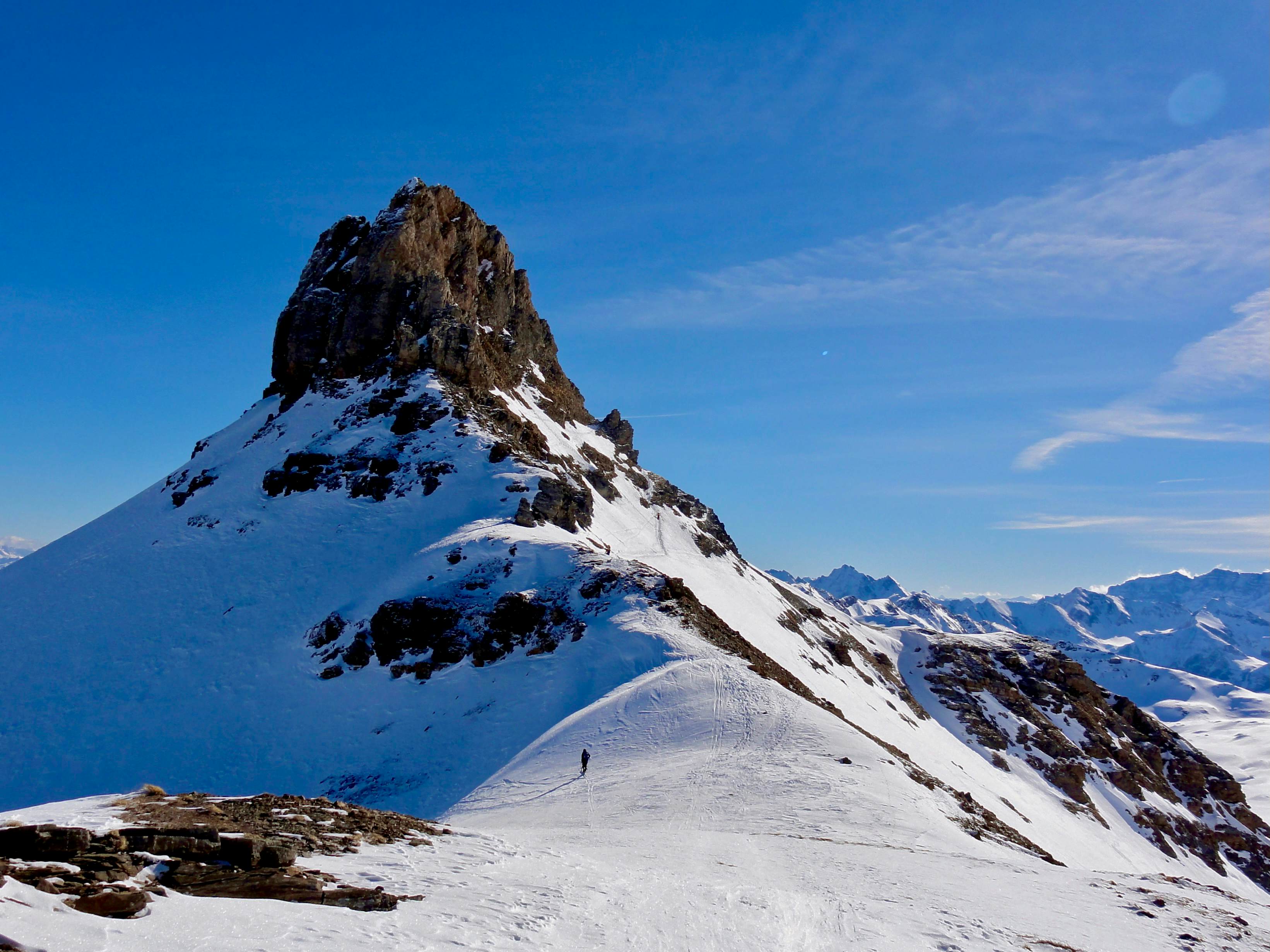Spitzmeilen und Spitzmeilenfurggel. Rechts des Gipfels ist die Aufstiegsspur im Schnee zu erkennen