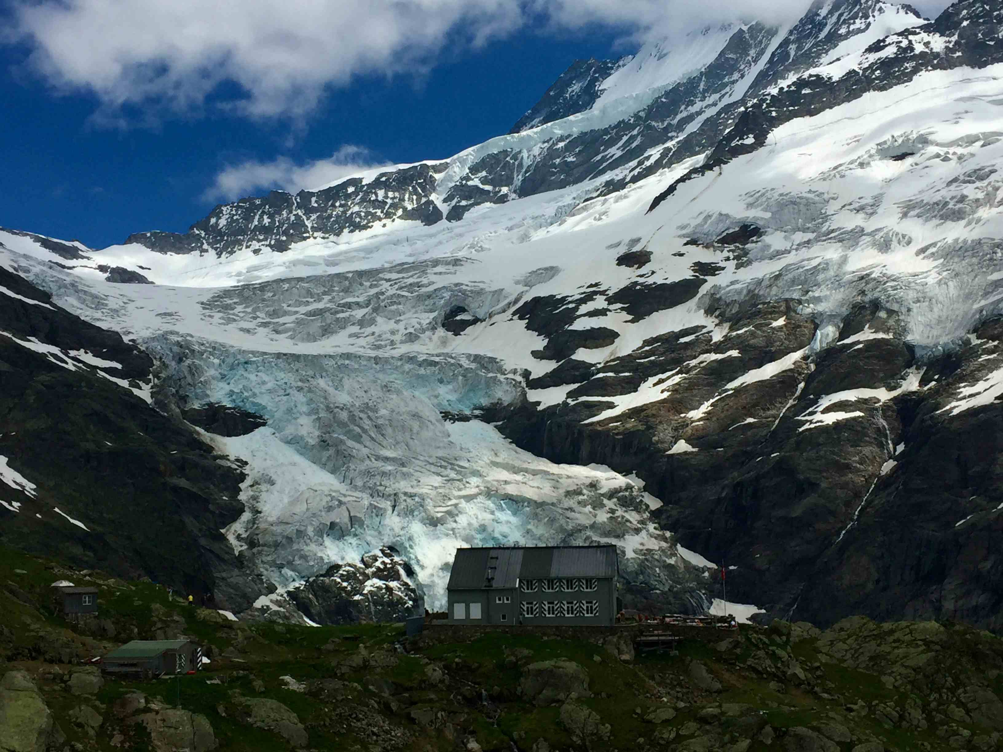 Die Glecksteinhütte vor dem Oberen Grindelwaldgletscher