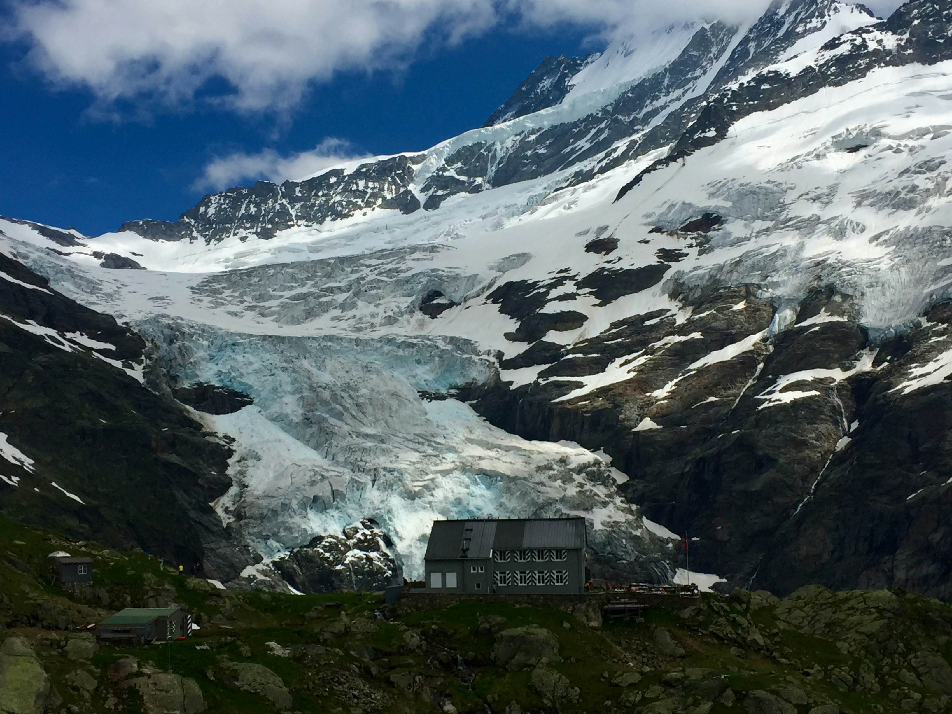 Die Glecksteinhütte vor dem Oberen Grindelwaldgletscher