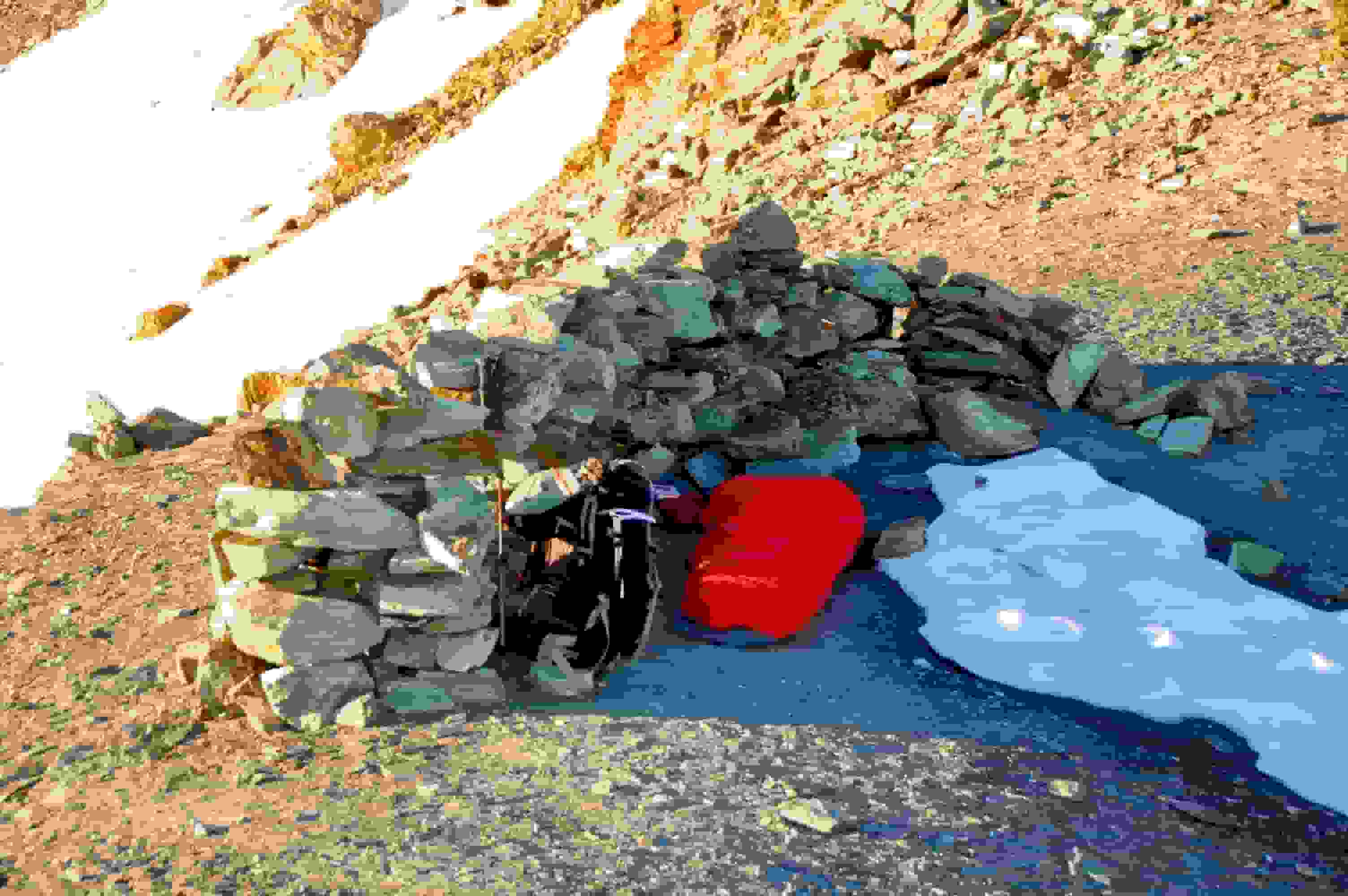 Ein angenehmer Biwakplatz auf dem Col de Lire Rose. Zum Schnee holen muss ich nicht mal aufstehen.