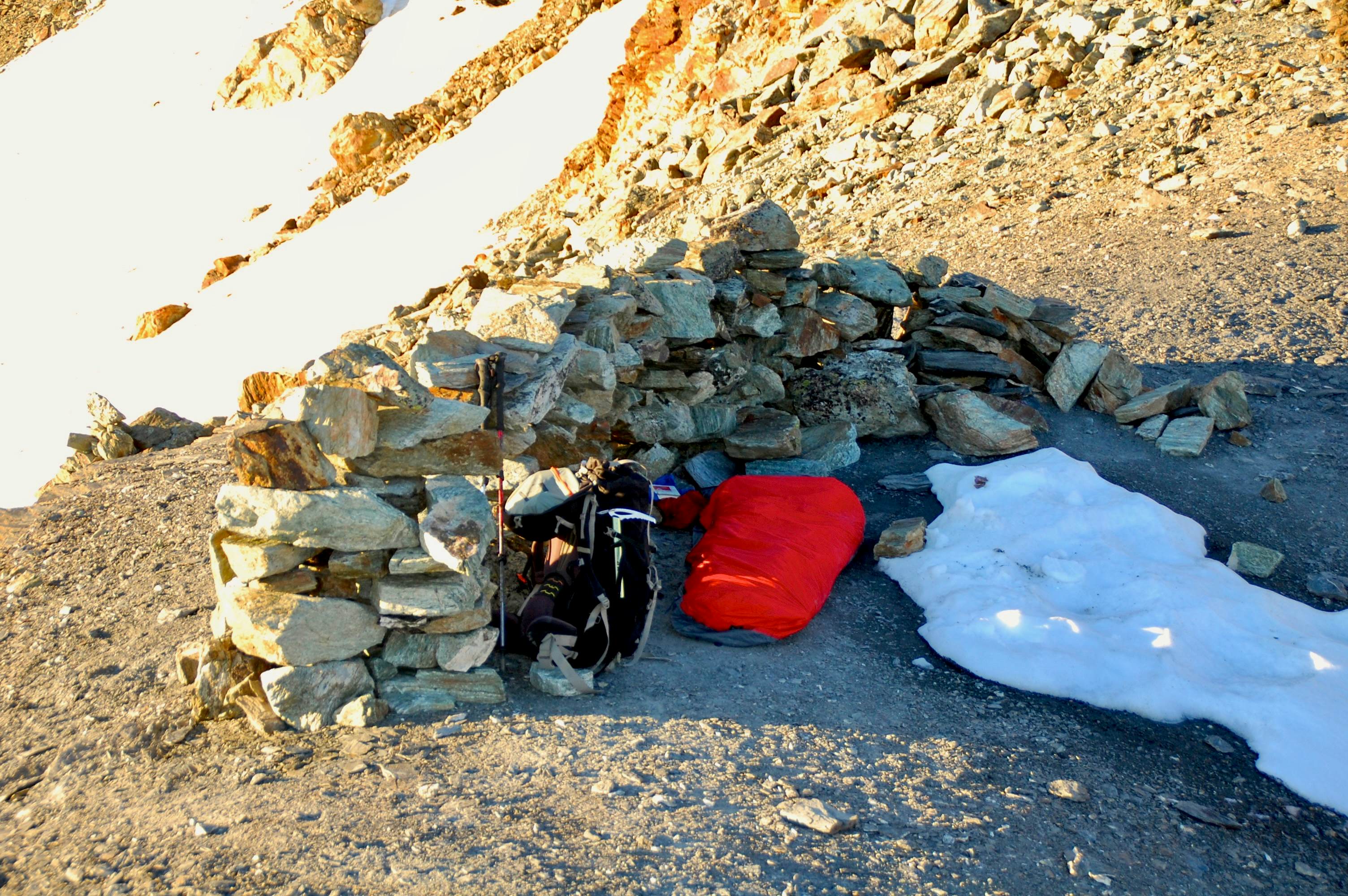 Ein angenehmer Biwakplatz auf dem Col de Lire Rose. Zum Schnee holen muss ich nicht mal aufstehen.