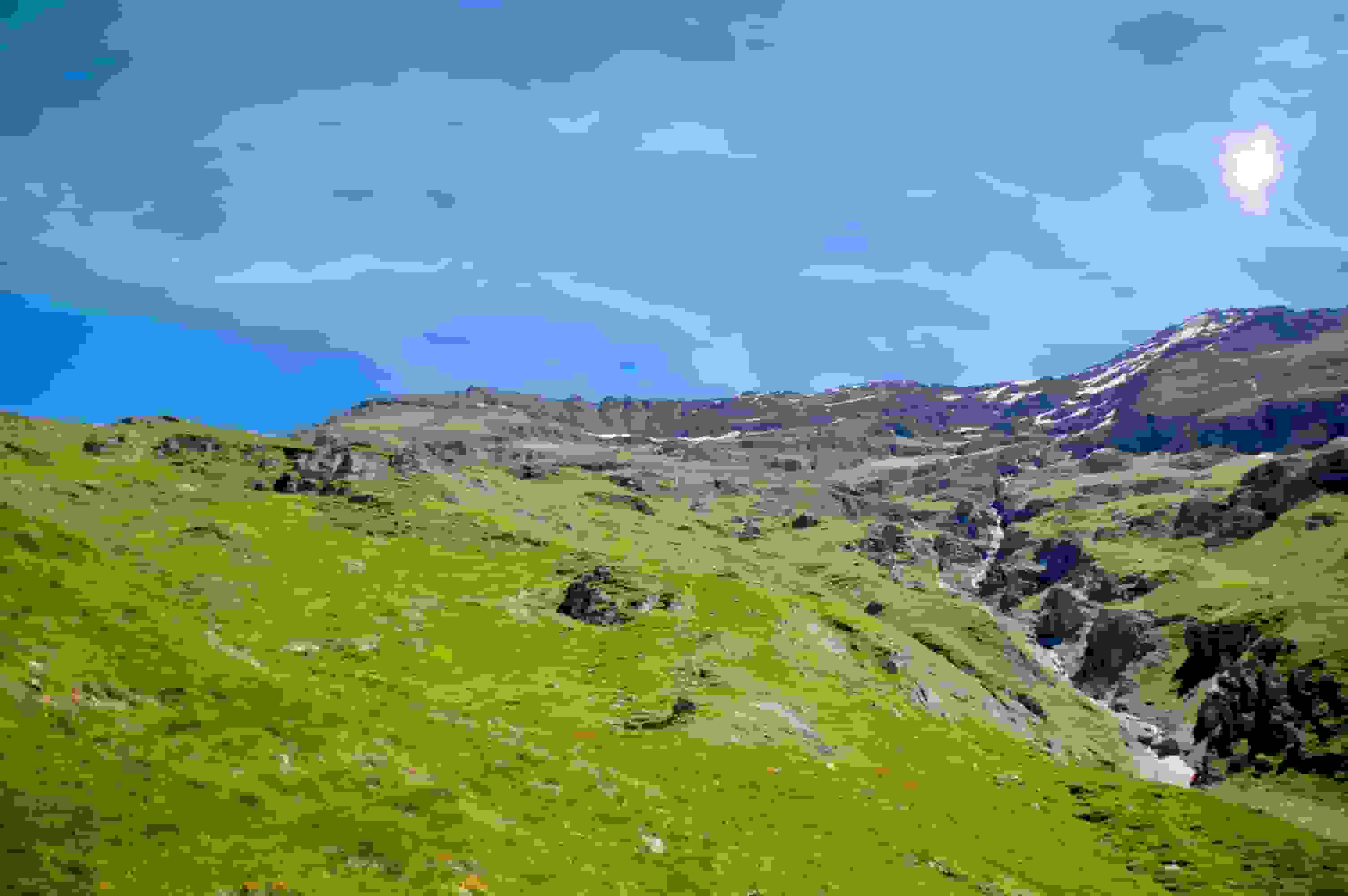 Blick nach oben in Richtung Col du Giétro fast 1000 Hm weiter oben. Etwas rechts des Col ist die Grasrampe zu erkennen, die ich anpeile