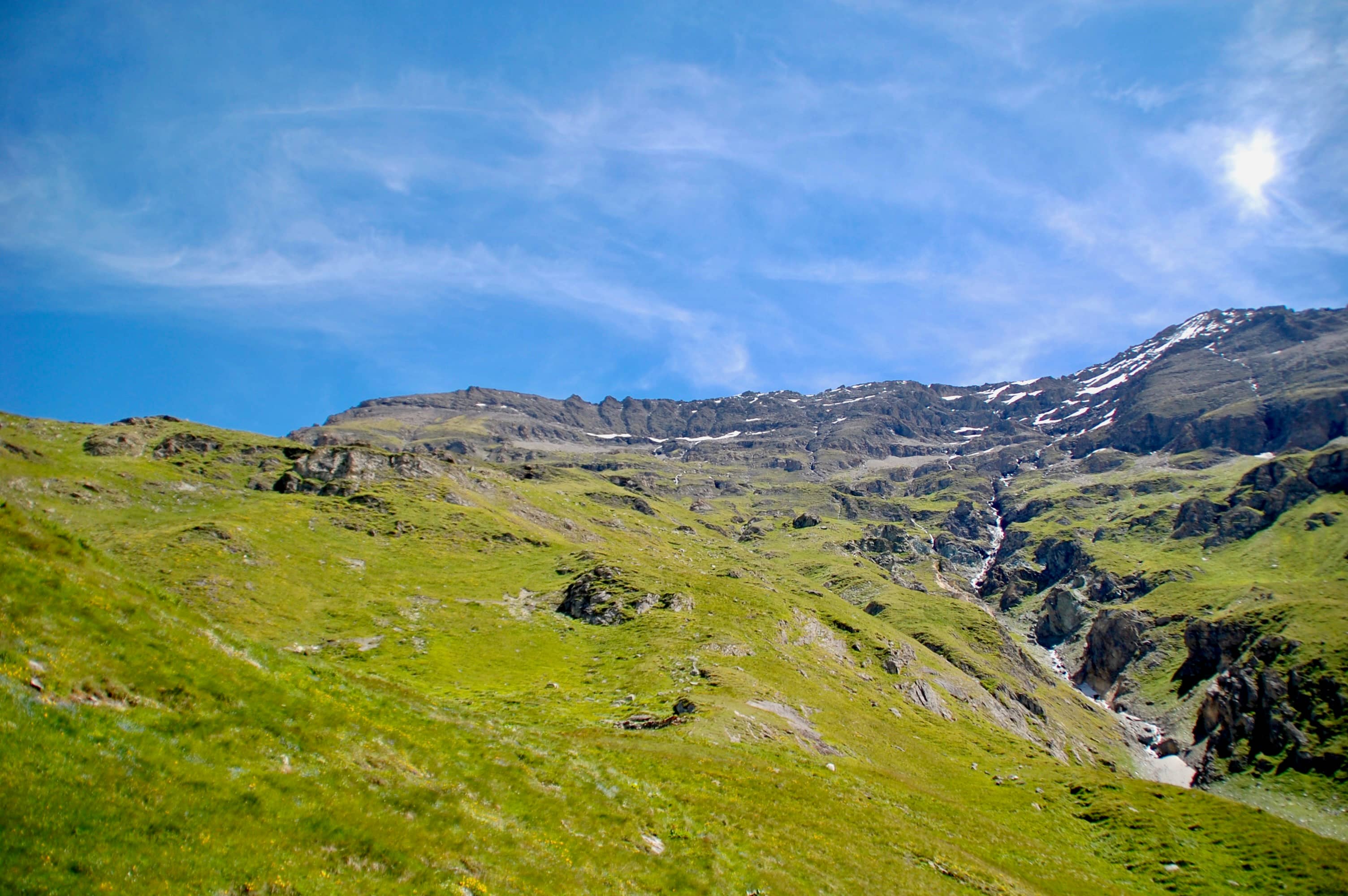 Blick nach oben in Richtung Col du Giétro fast 1000 Hm weiter oben. Etwas rechts des Col ist die Grasrampe zu erkennen, die ich anpeile