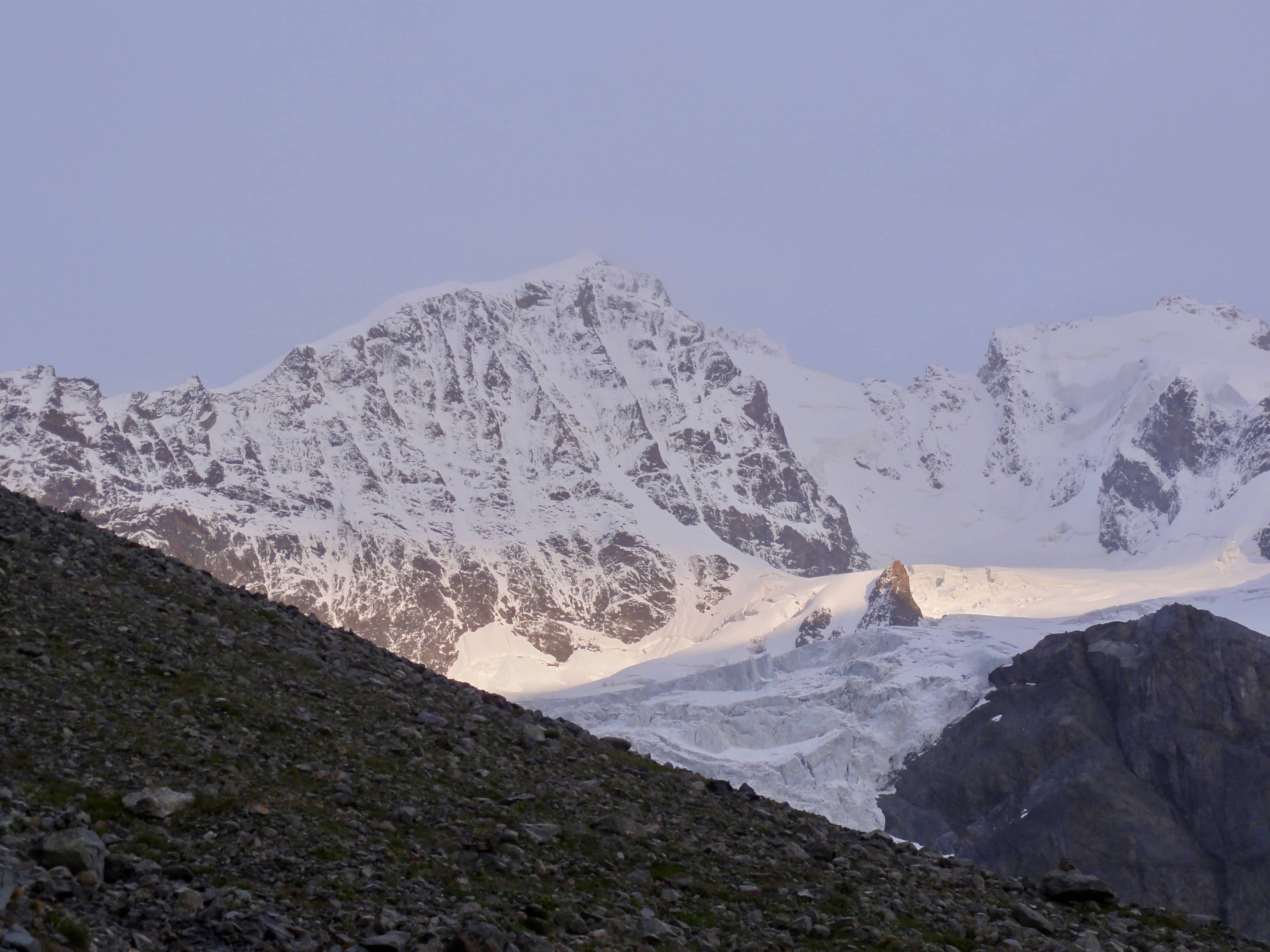 Ein Blick auf den bekannten Piz Bernina mit Biancograt
