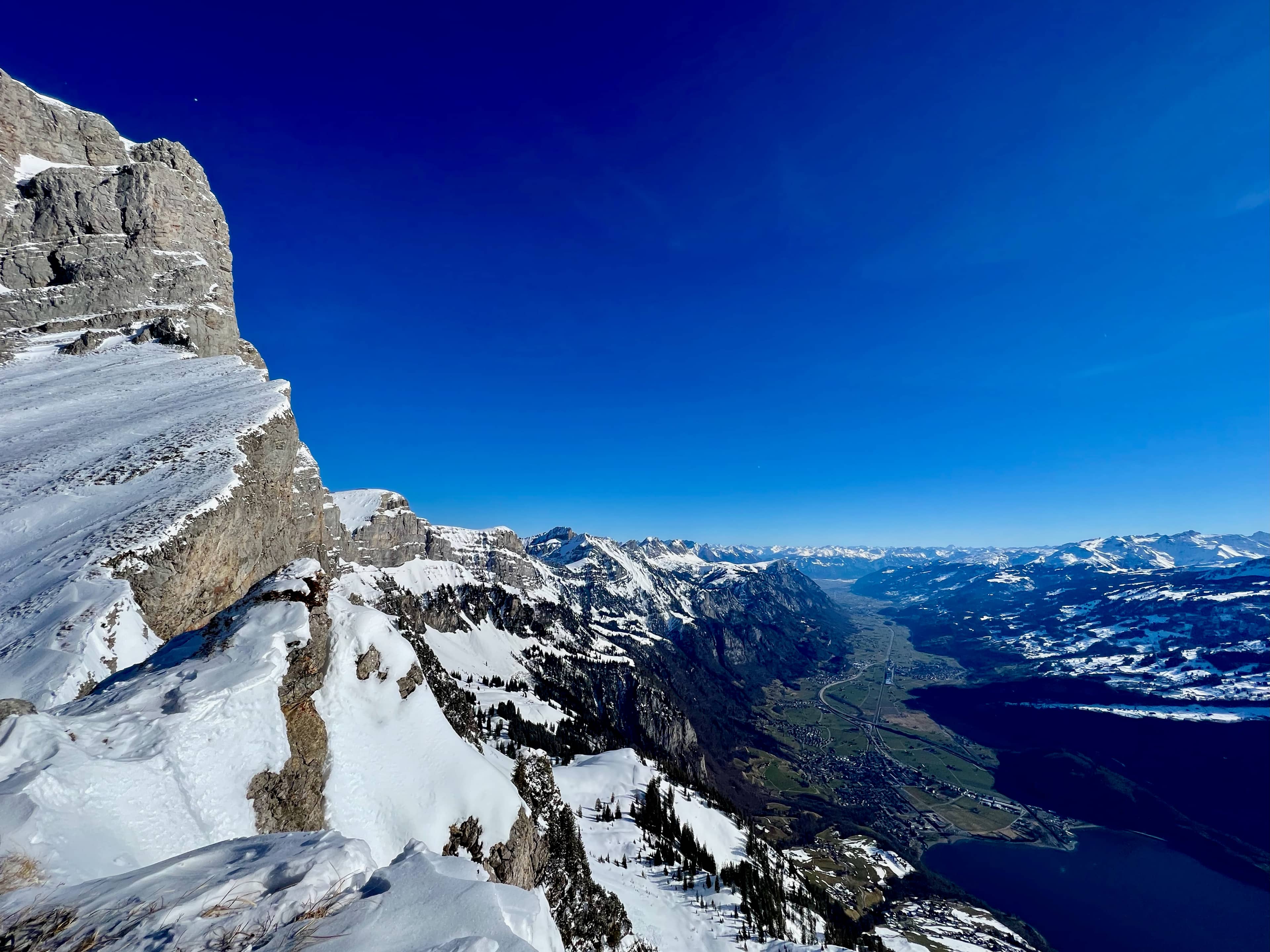 Blick nach Osten - vorbei am Brisi - ins Seeztal