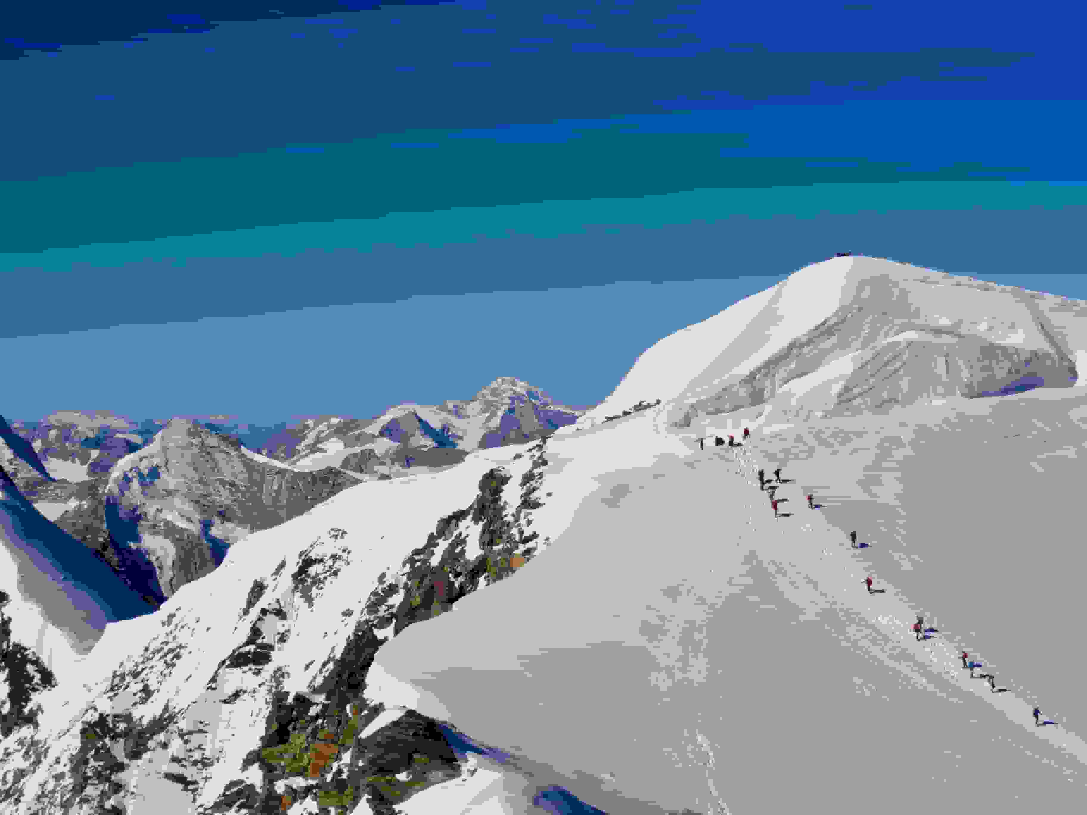 Viel Verkehr am Bishorn Hauptgipfel (vom Ostgipfel aus gesehen)