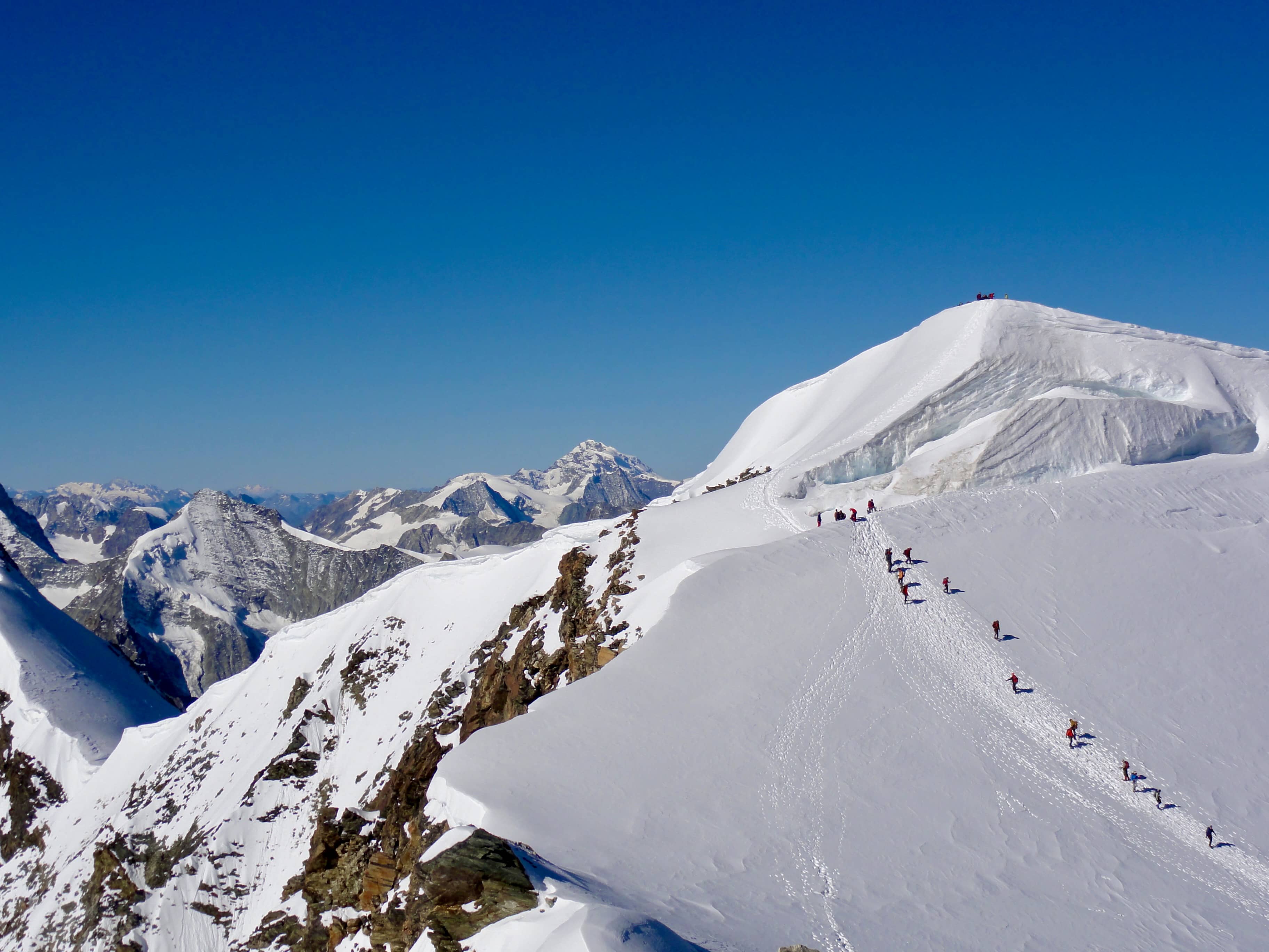 Viel Verkehr am Bishorn Hauptgipfel (vom Ostgipfel aus gesehen)