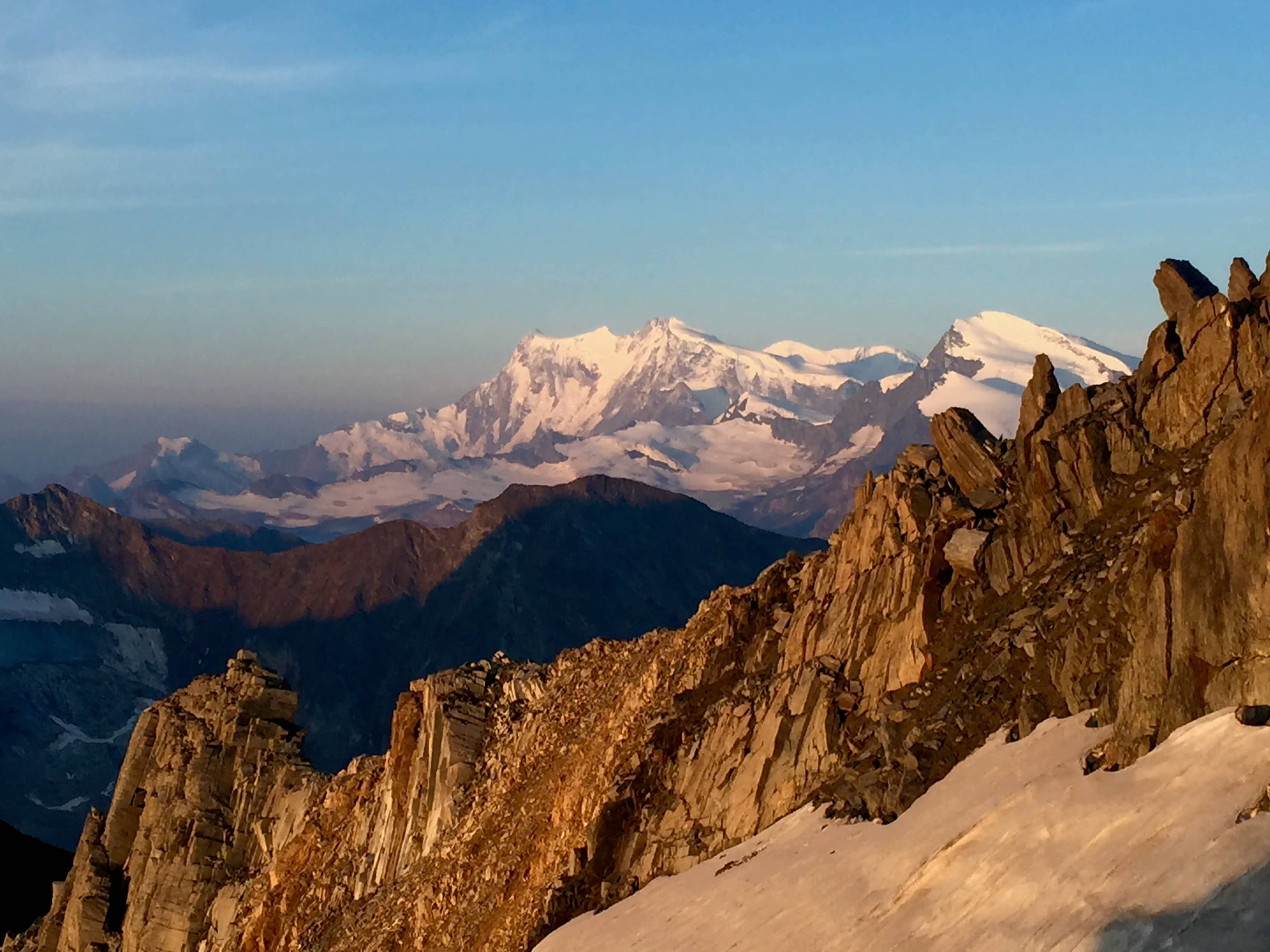 Sonnenaufgang. Monte Rosa und Strahlhorn