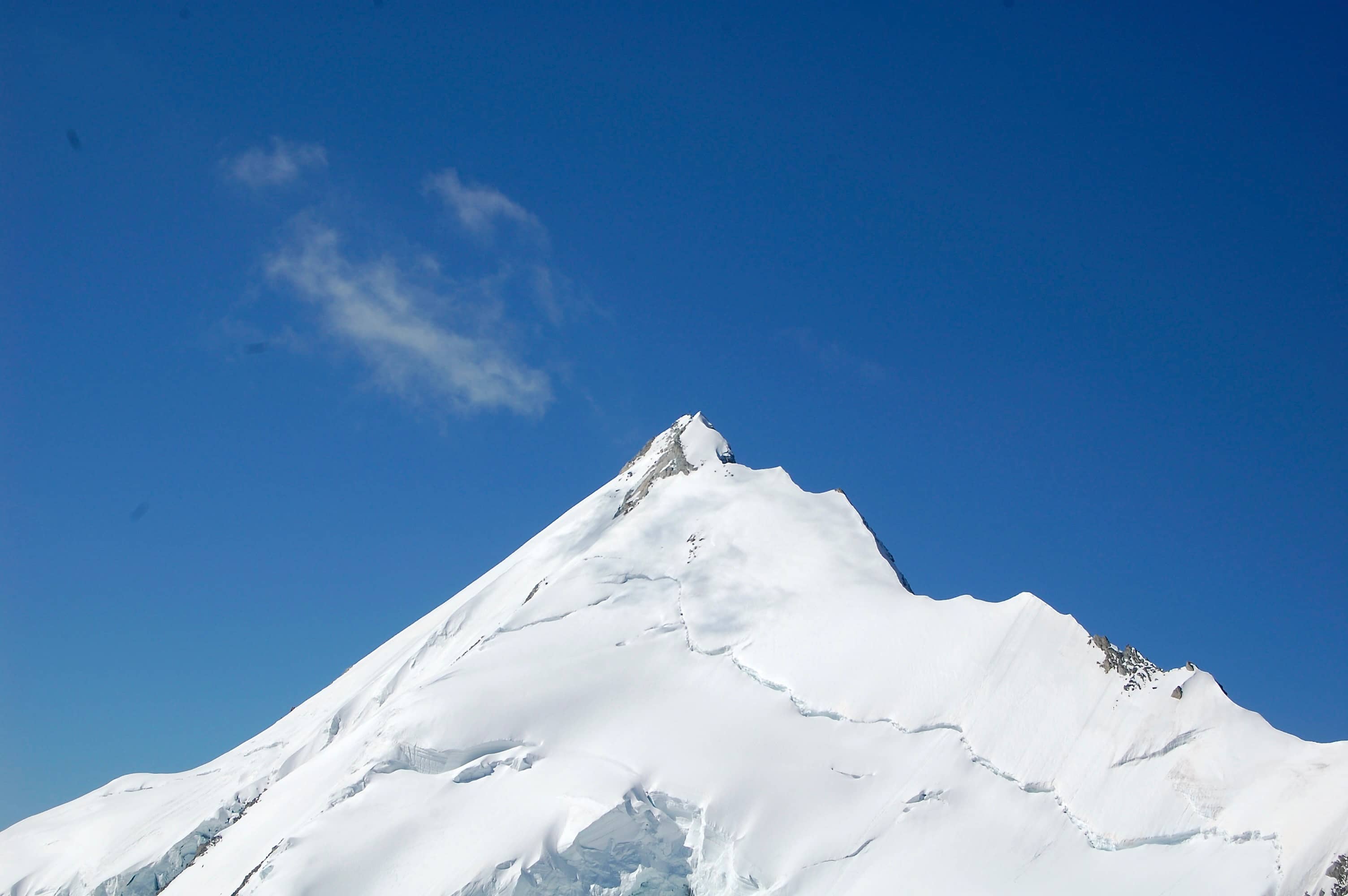 Von der Pointe Burnaby kann man auch das Gipfelkreuz des Weisshorn sehen