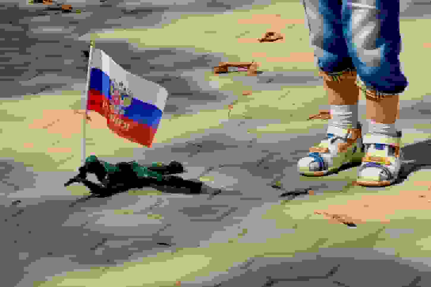 Russisches Spielzeug: Ein Soldat, der auf dem Boden herumrobbt und schiesst