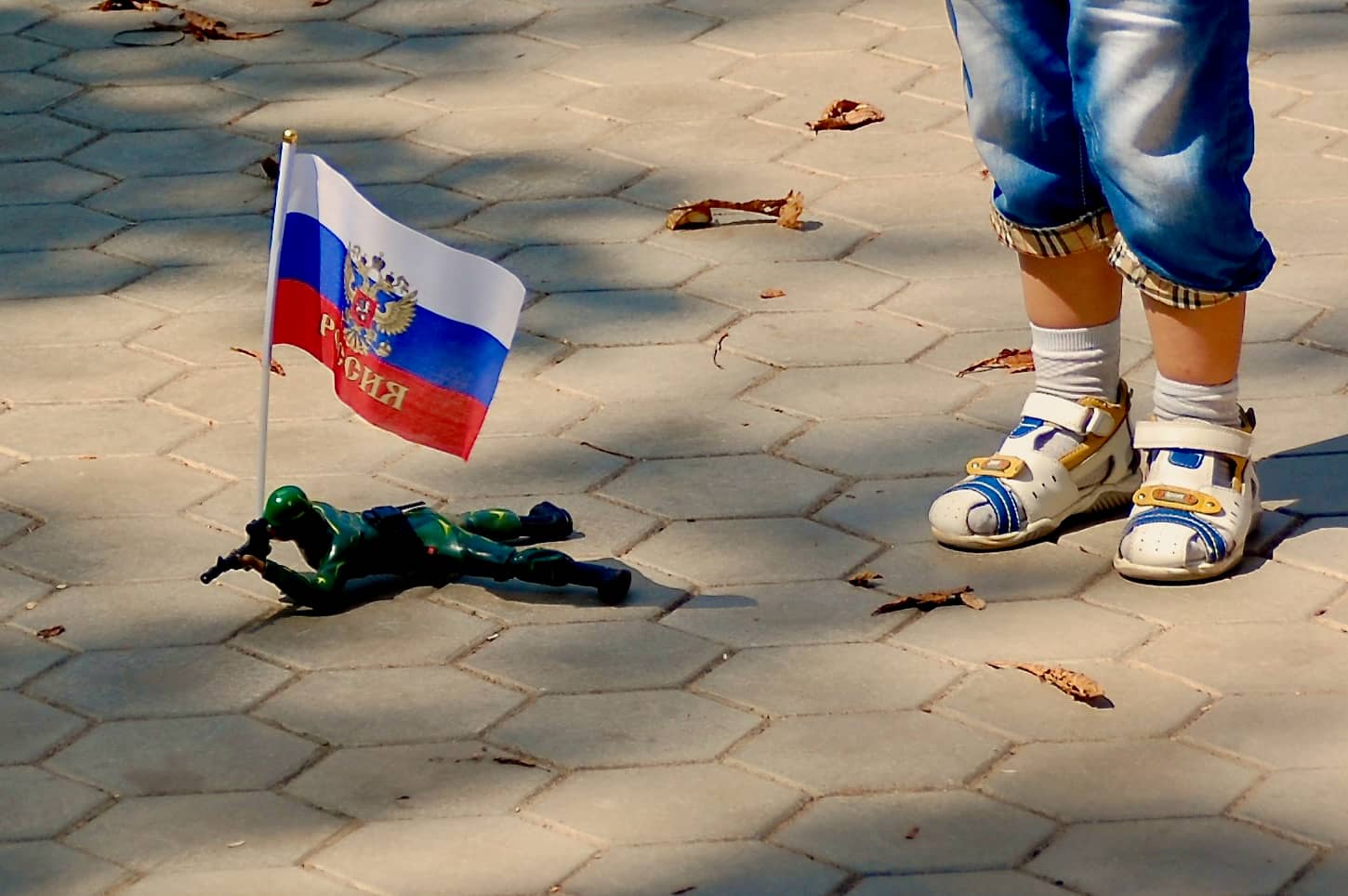 Russisches Spielzeug: Ein Soldat, der auf dem Boden herumrobbt und schiesst