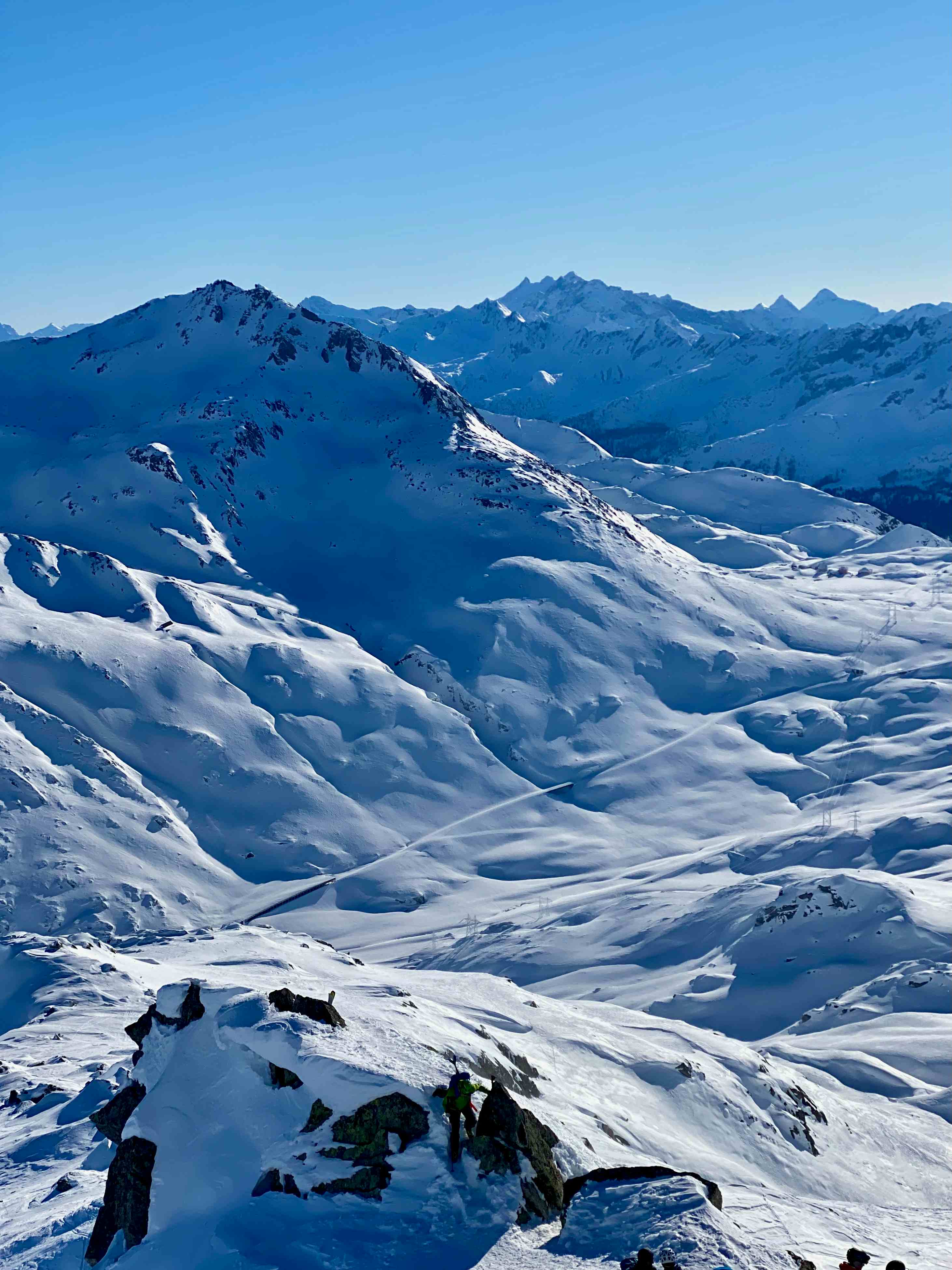 Aussicht vom Gipfel zum tief verschneiten Gotthardpass