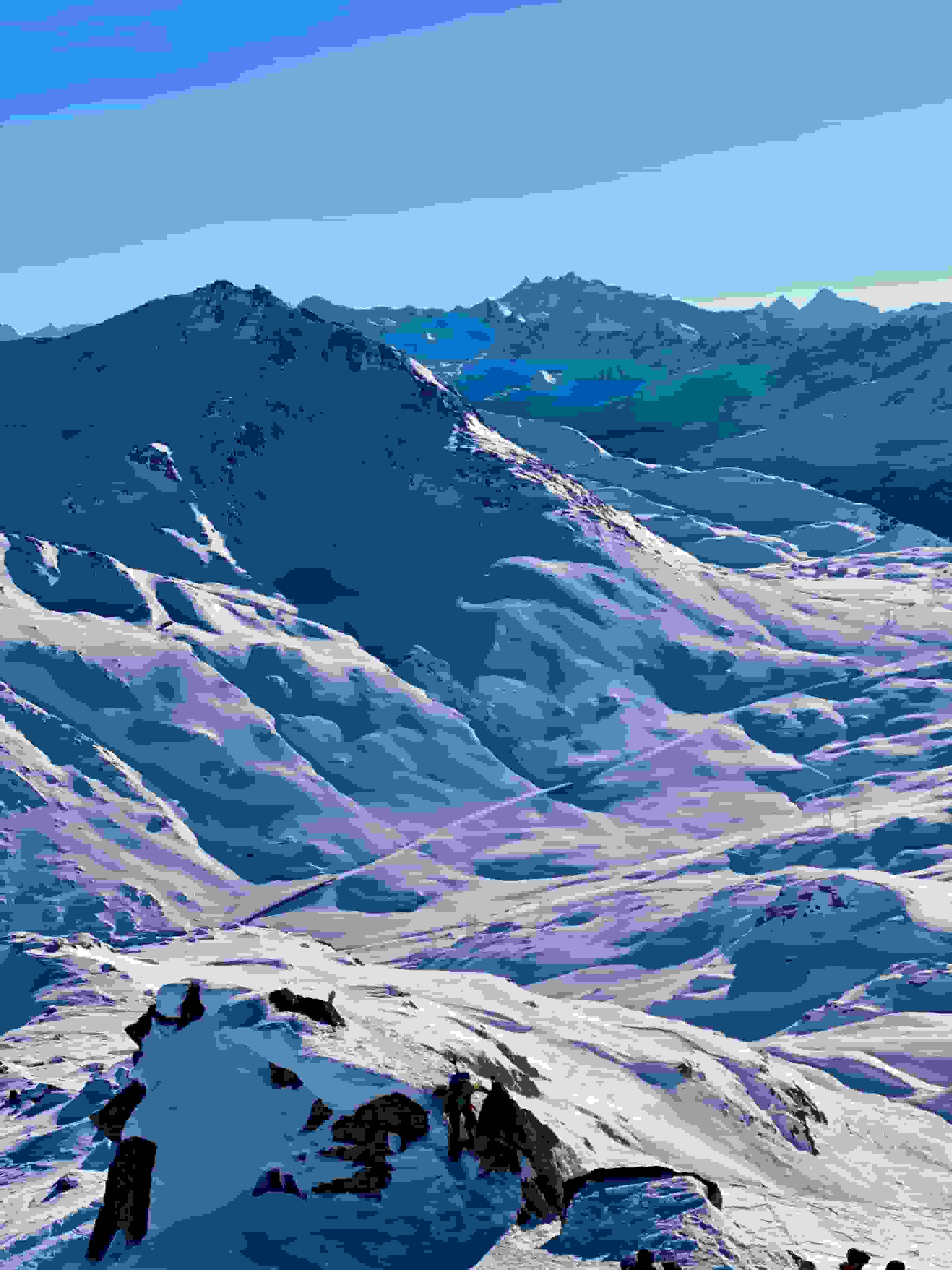 Aussicht vom Gipfel zum tief verschneiten Gotthardpass