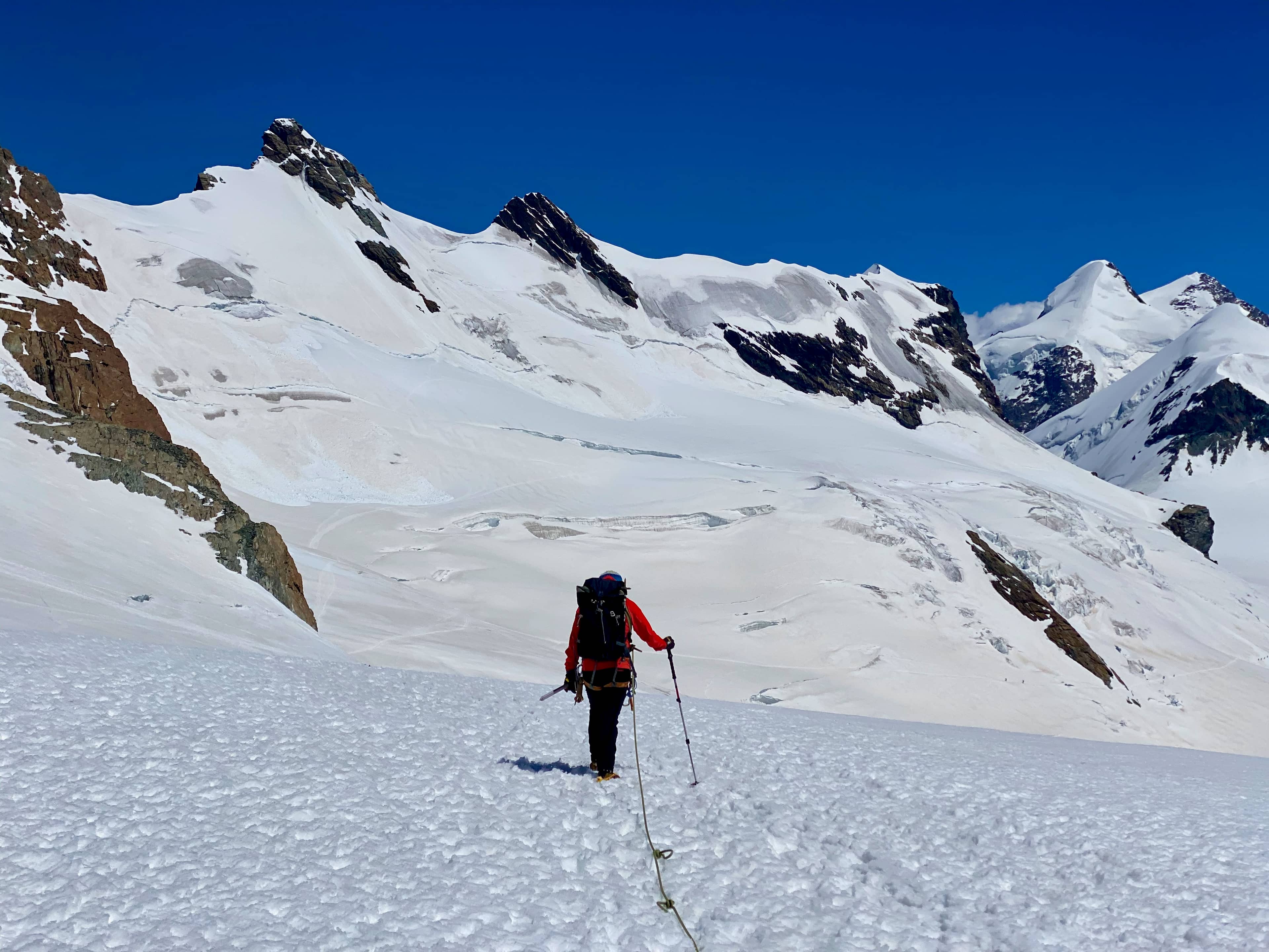 Auf dem Weg über den Breithornpass werden die Breithornzwillinge (West und Ost) sowie die Roccia Nera sichtbar