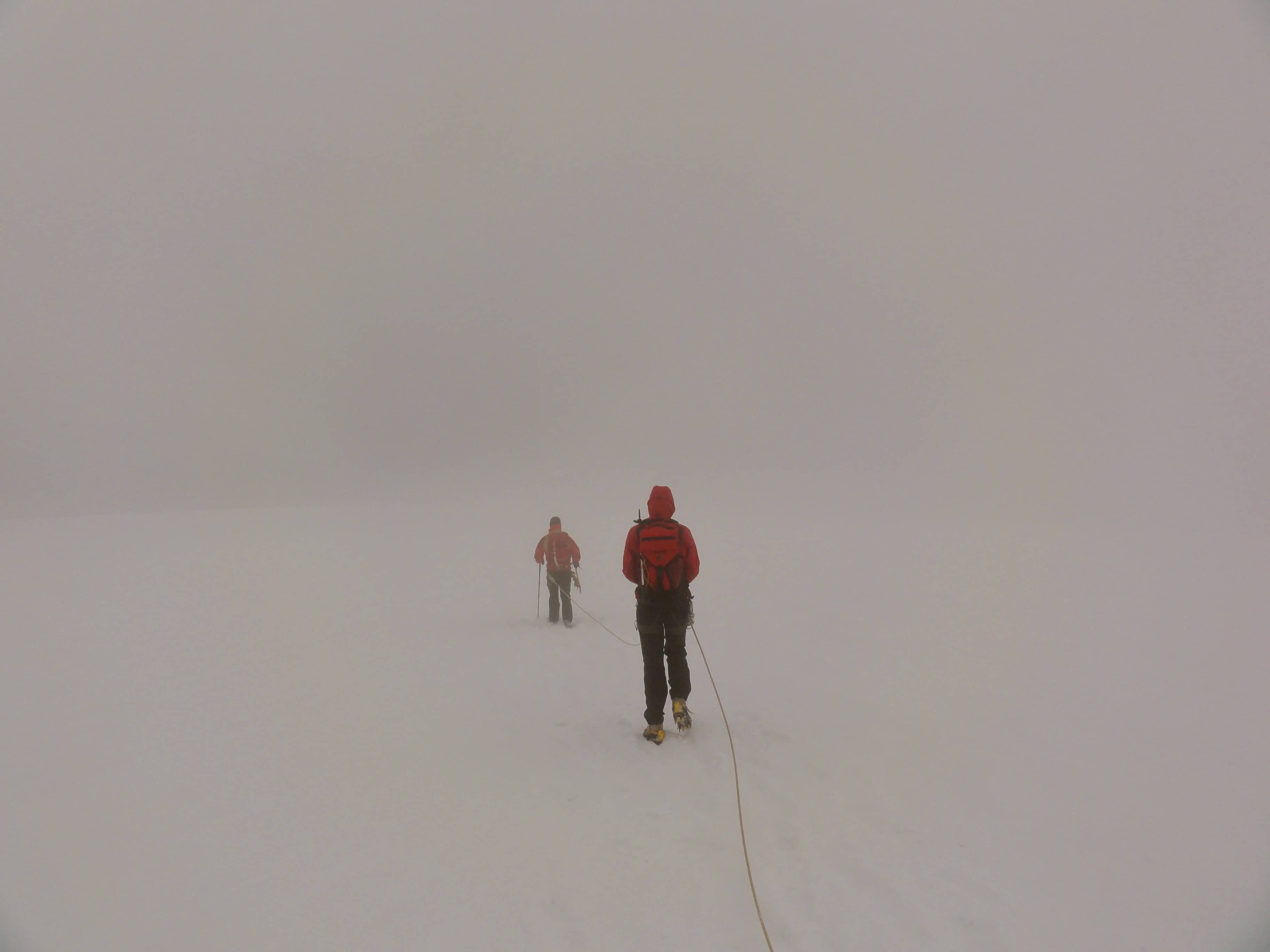 Weiss in weiss am nächsten Morgen beim Abstieg zum Grenzgletscher