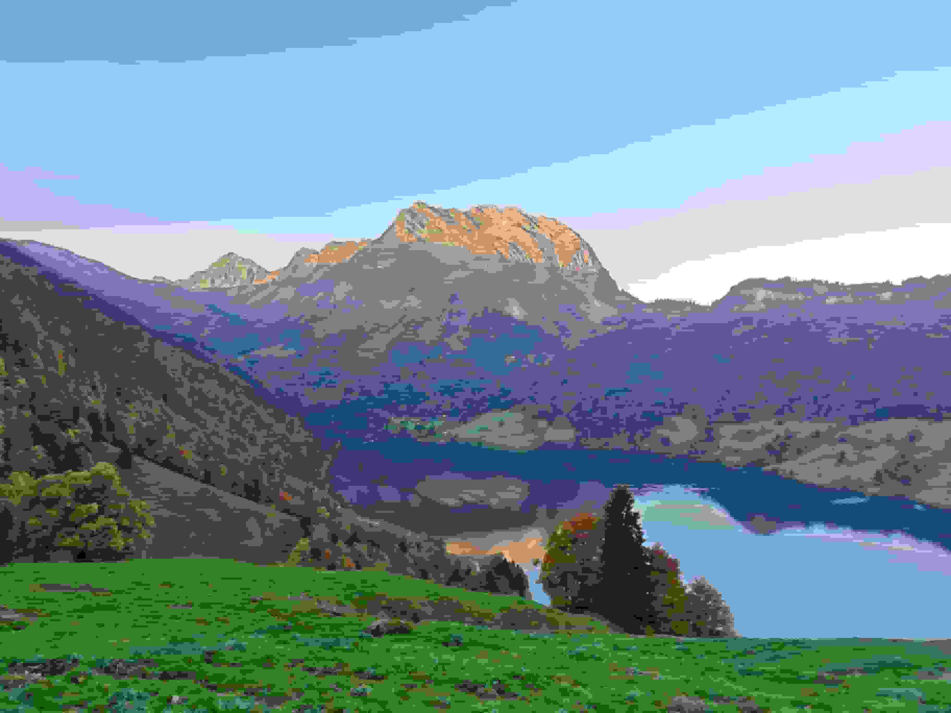 Die ersten Sonnenstrahlen beleuchten den Fluebrig