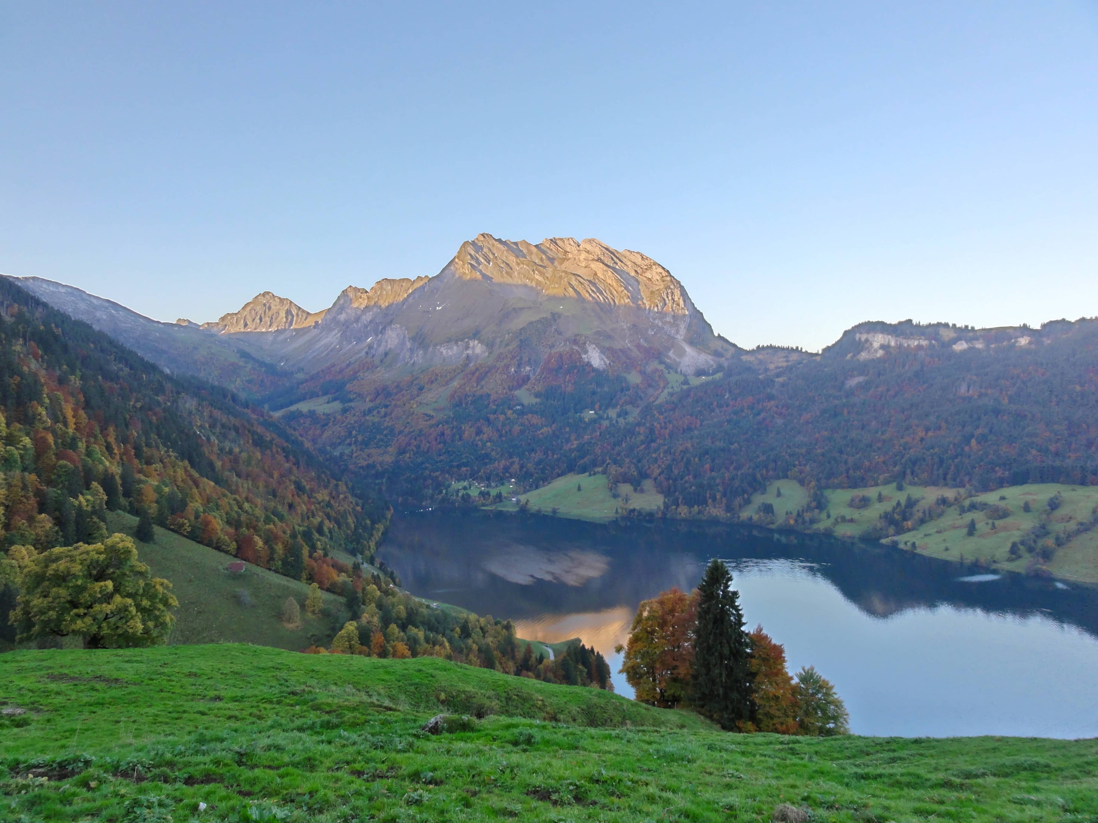 Die ersten Sonnenstrahlen beleuchten den Fluebrig