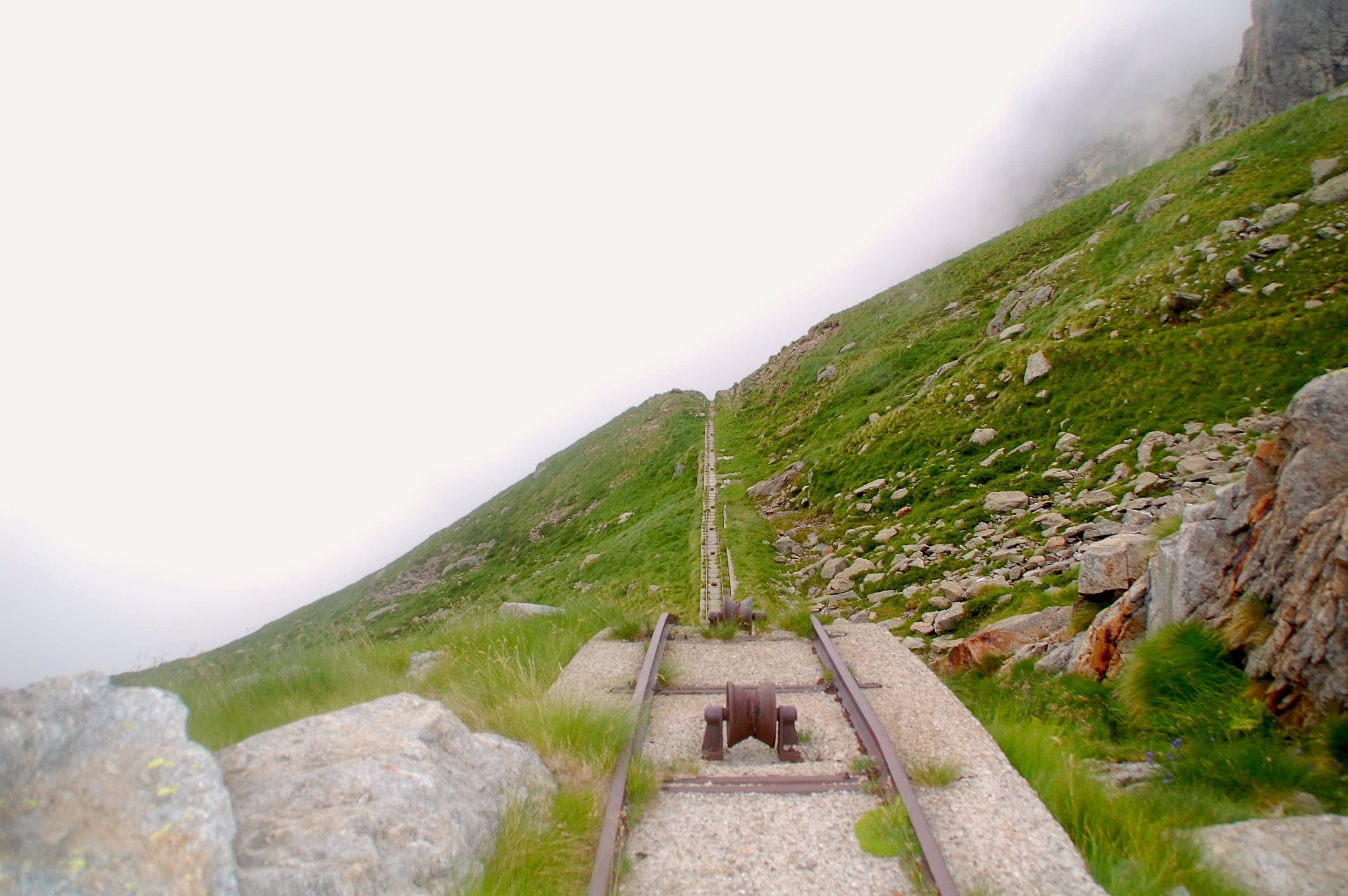 Blick zurück auf die steile Passage der Wasserleitung. Hier gab’s mal eine Standseilbahn für die Bauarbeiten