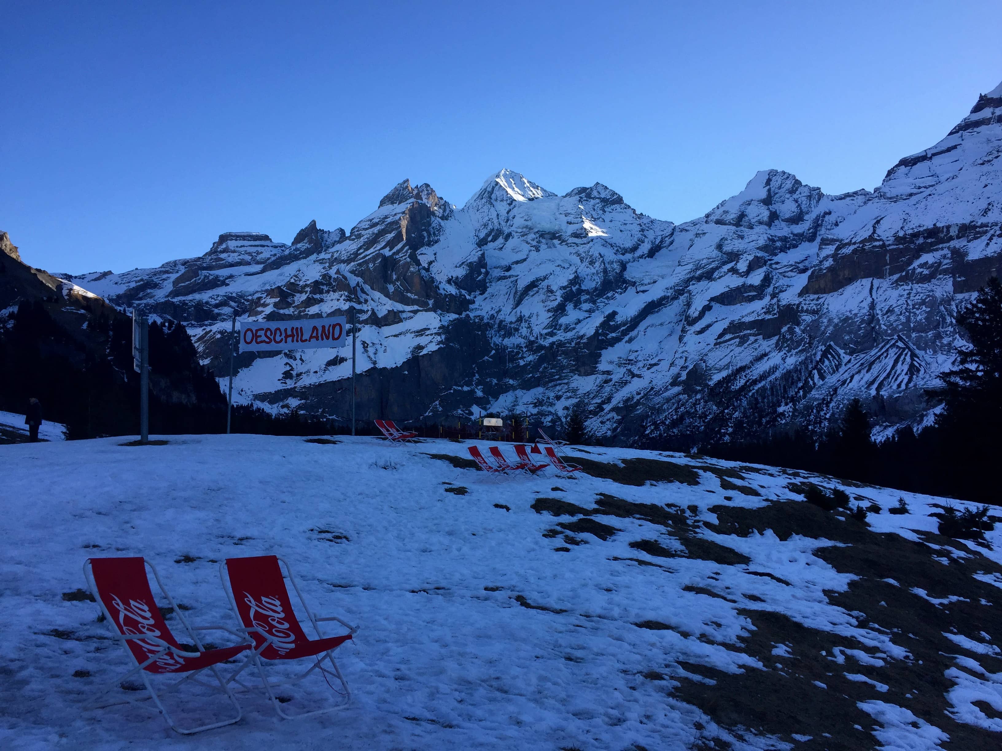 Entspannte Atmosphäre bei der Bergstation Oeschinen