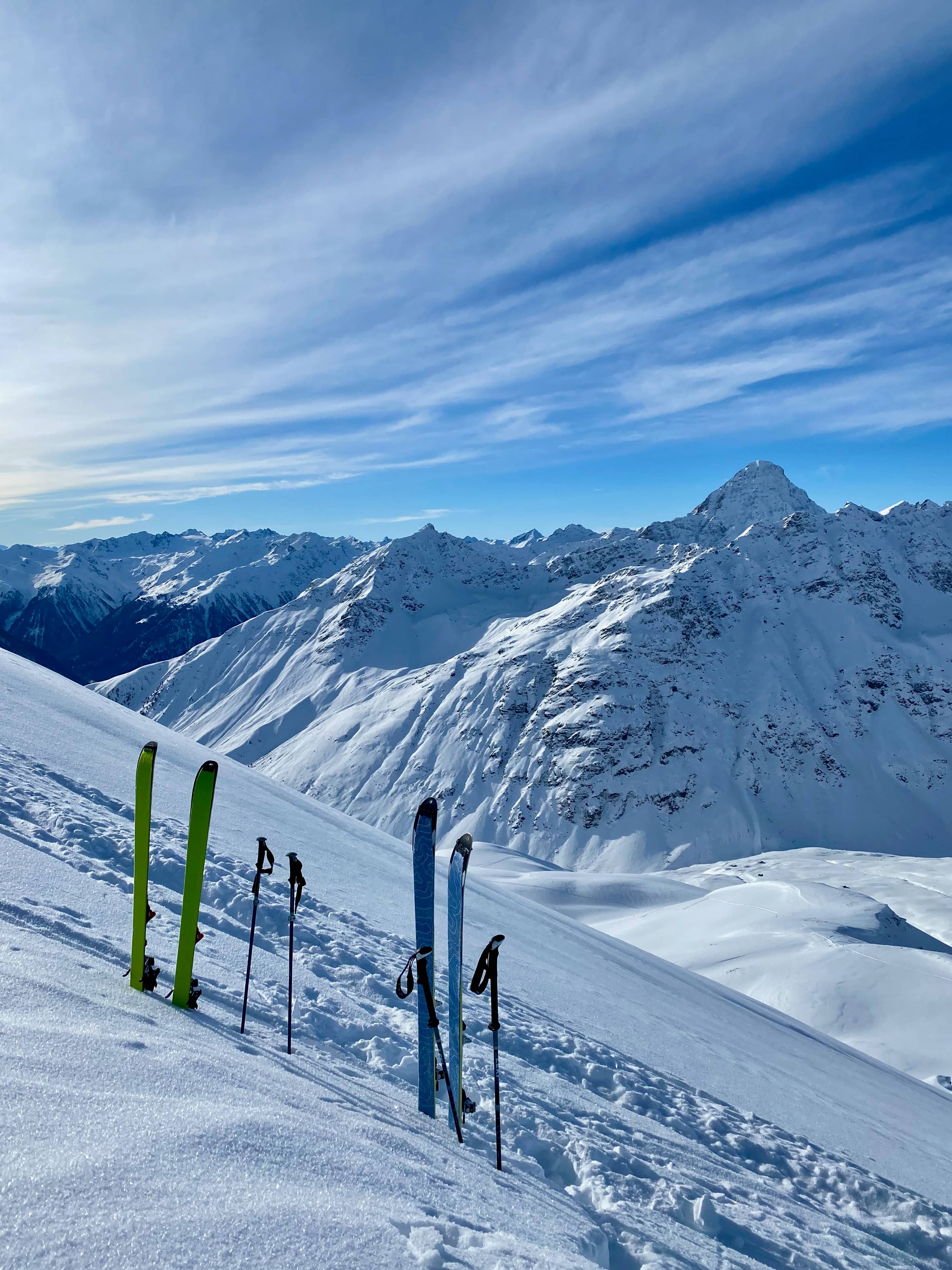Die Skier warten auf die Abfahrt