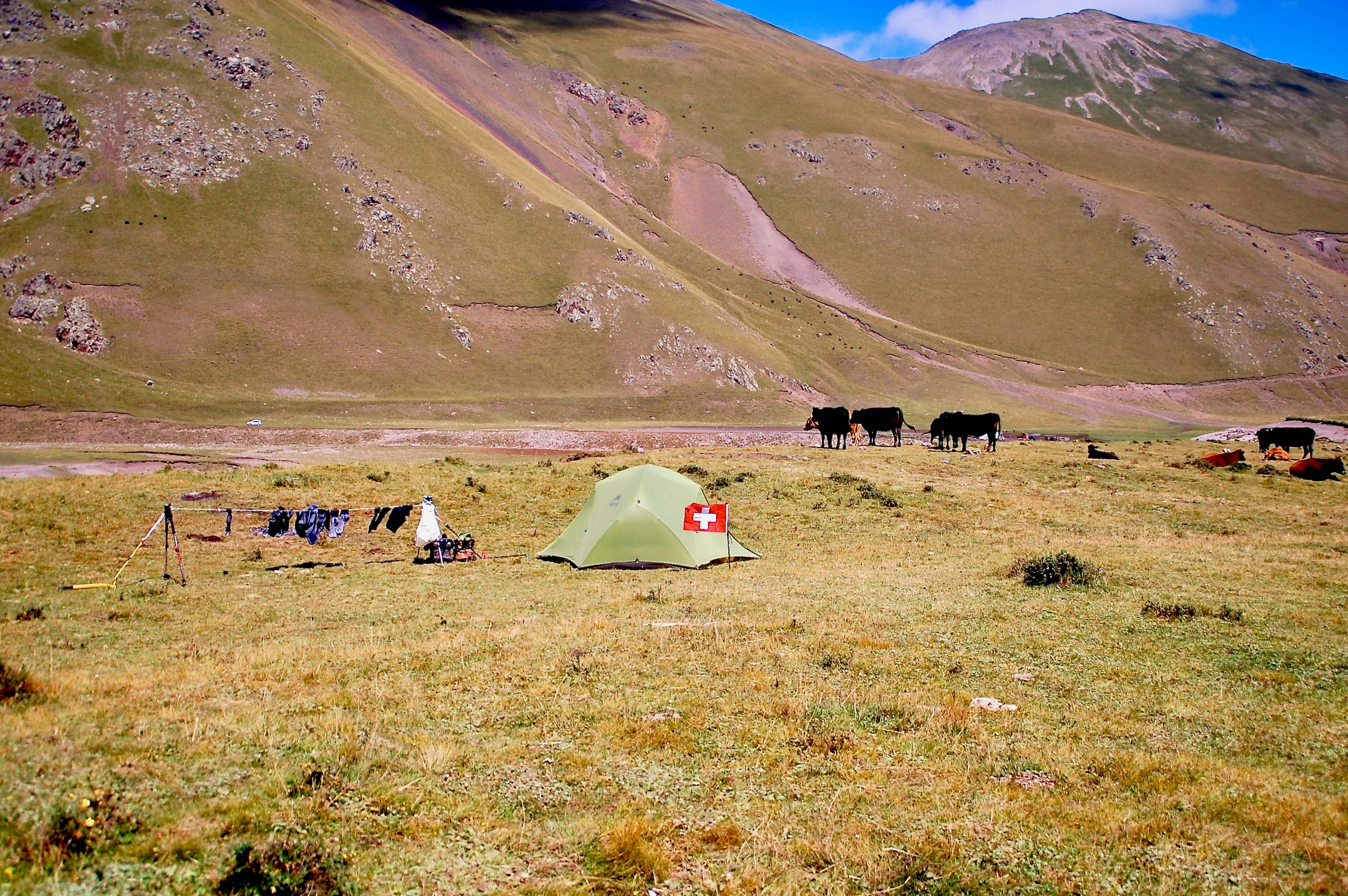 Wäscheleine gespannt, Zelt aufgestellt und Flagge gehisst