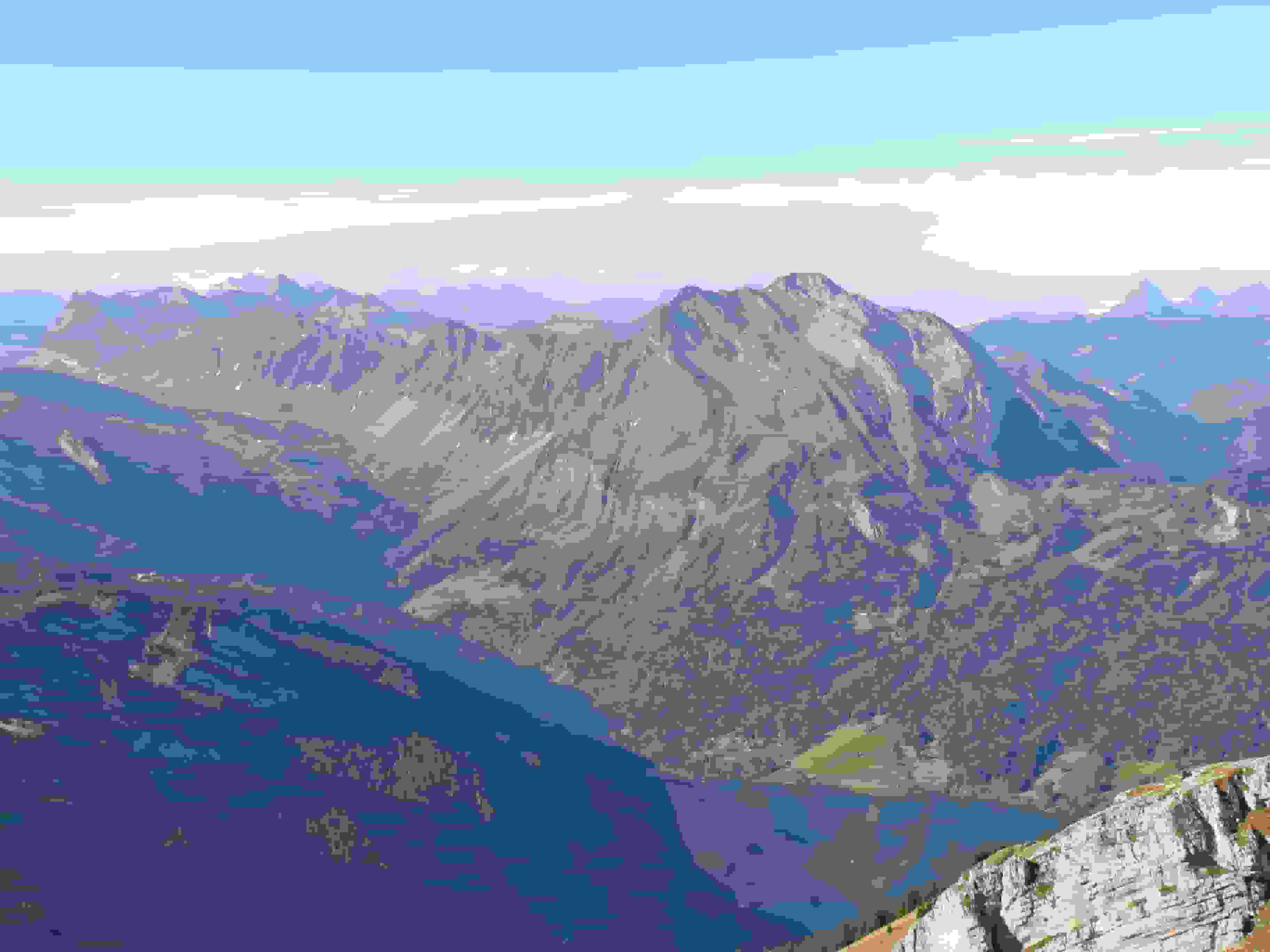 Blick hinunter zum Wägitalersee und hinüber zum Fluebrig