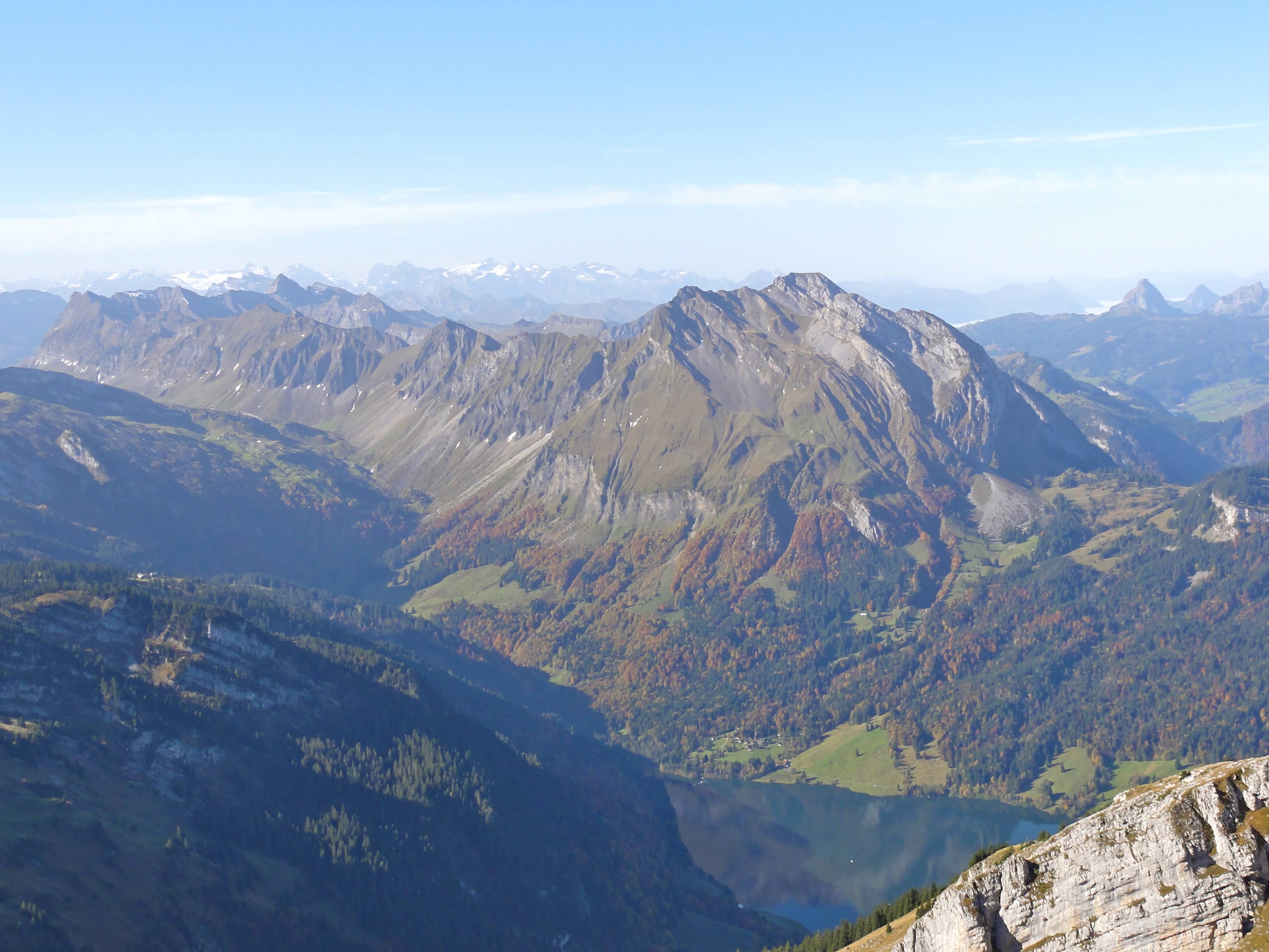 Blick hinunter zum Wägitalersee und hinüber zum Fluebrig