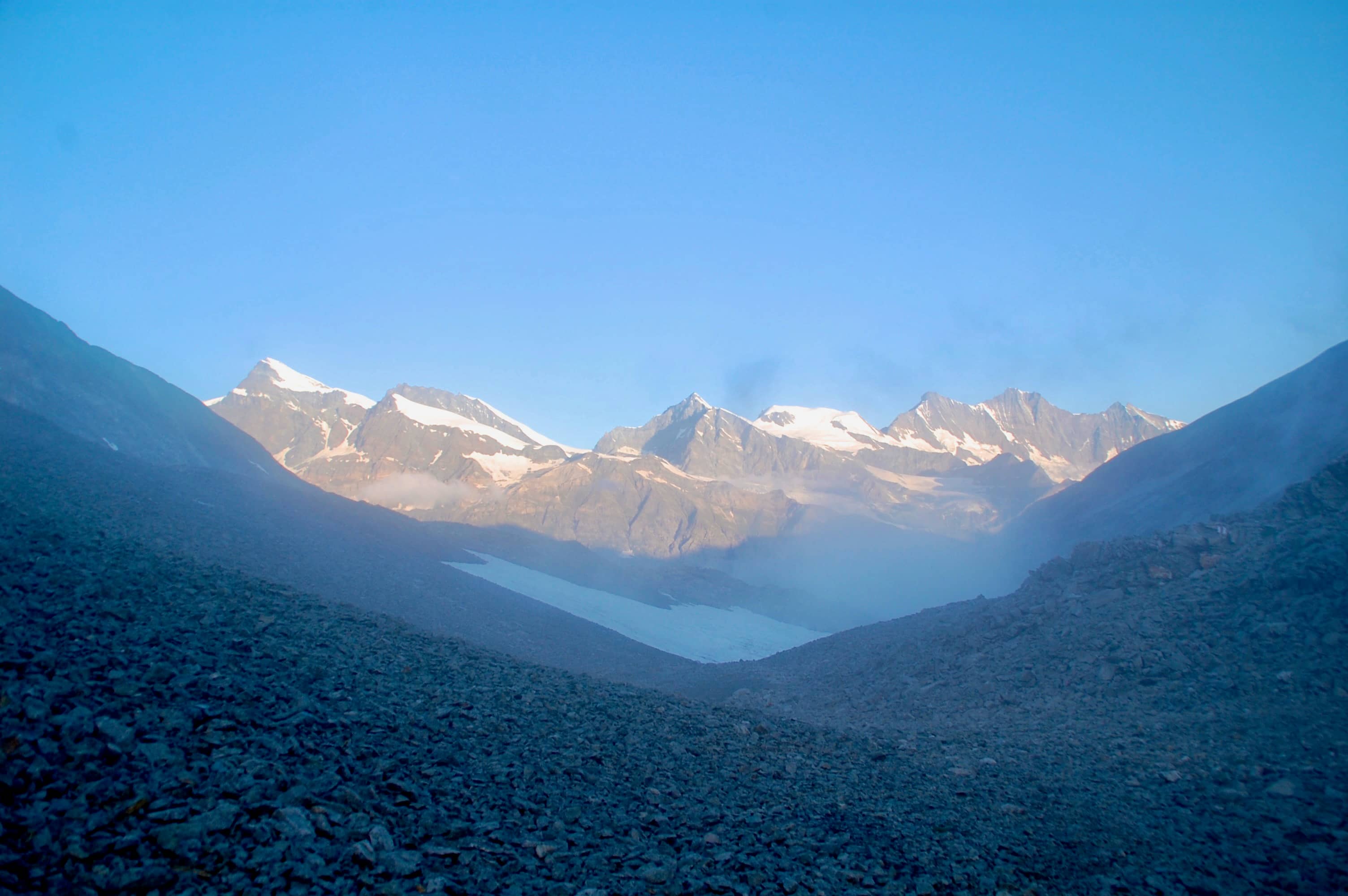 Am Abend lichtet sich der Nebel – die Saaser 4000er werden sichtbar