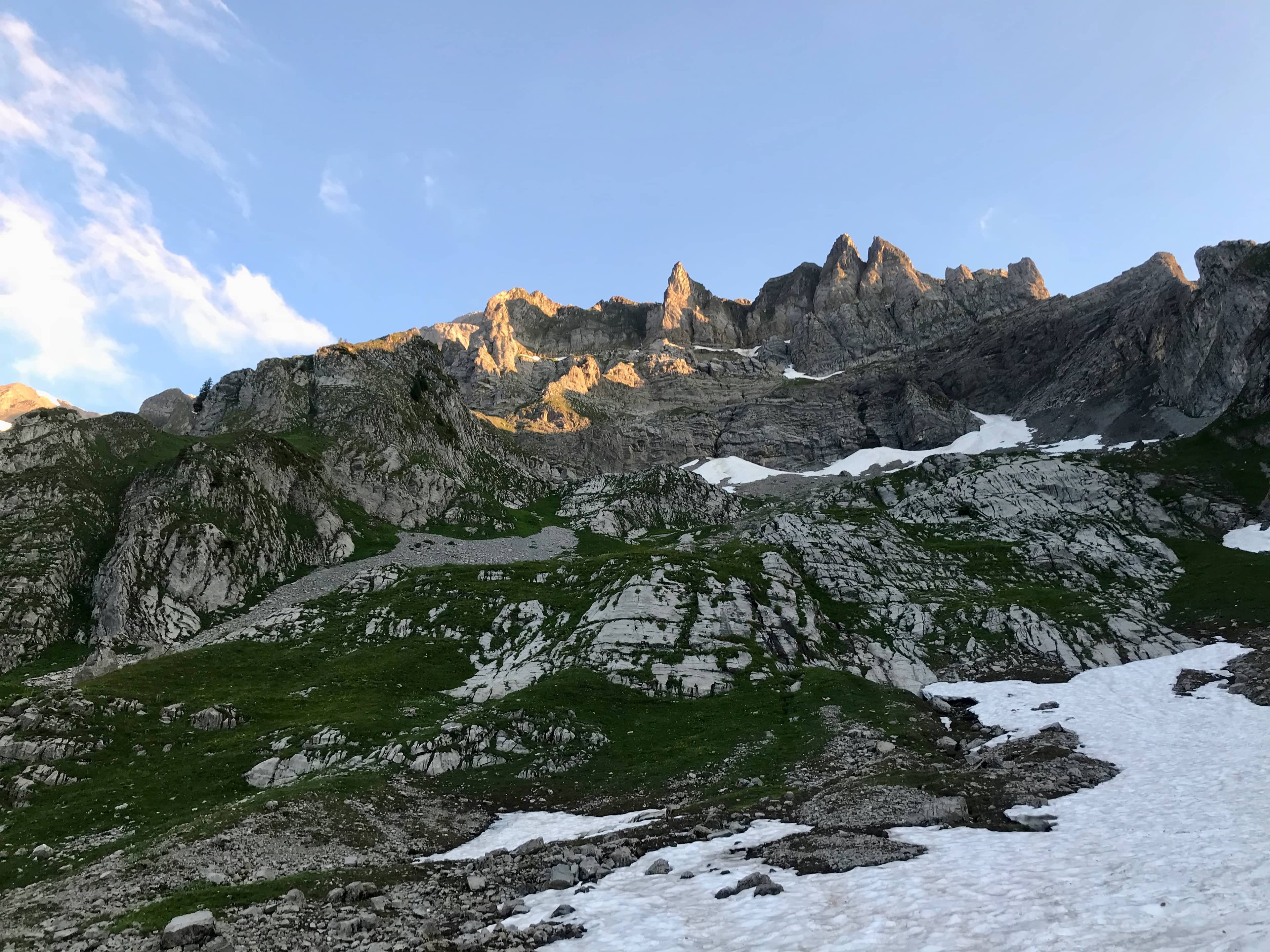 Blick nach oben; der angepeilte Grat befindet sich links der Bildmitte am unteren Rand der besonnten Fläche