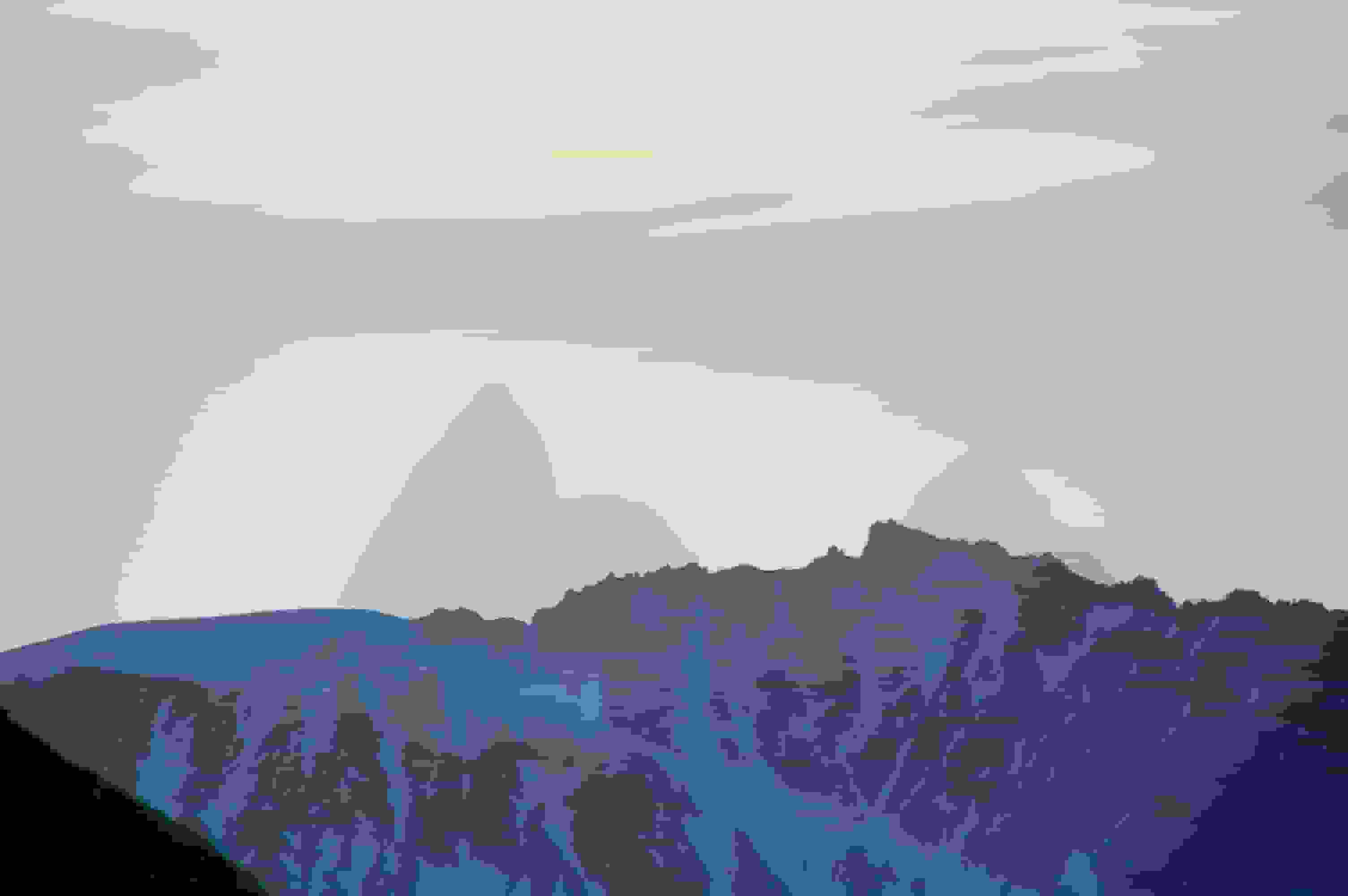 Ein Horn und ein Zahn stechen in den Morgenhimmel: Matterhorn und Dent d’Herens