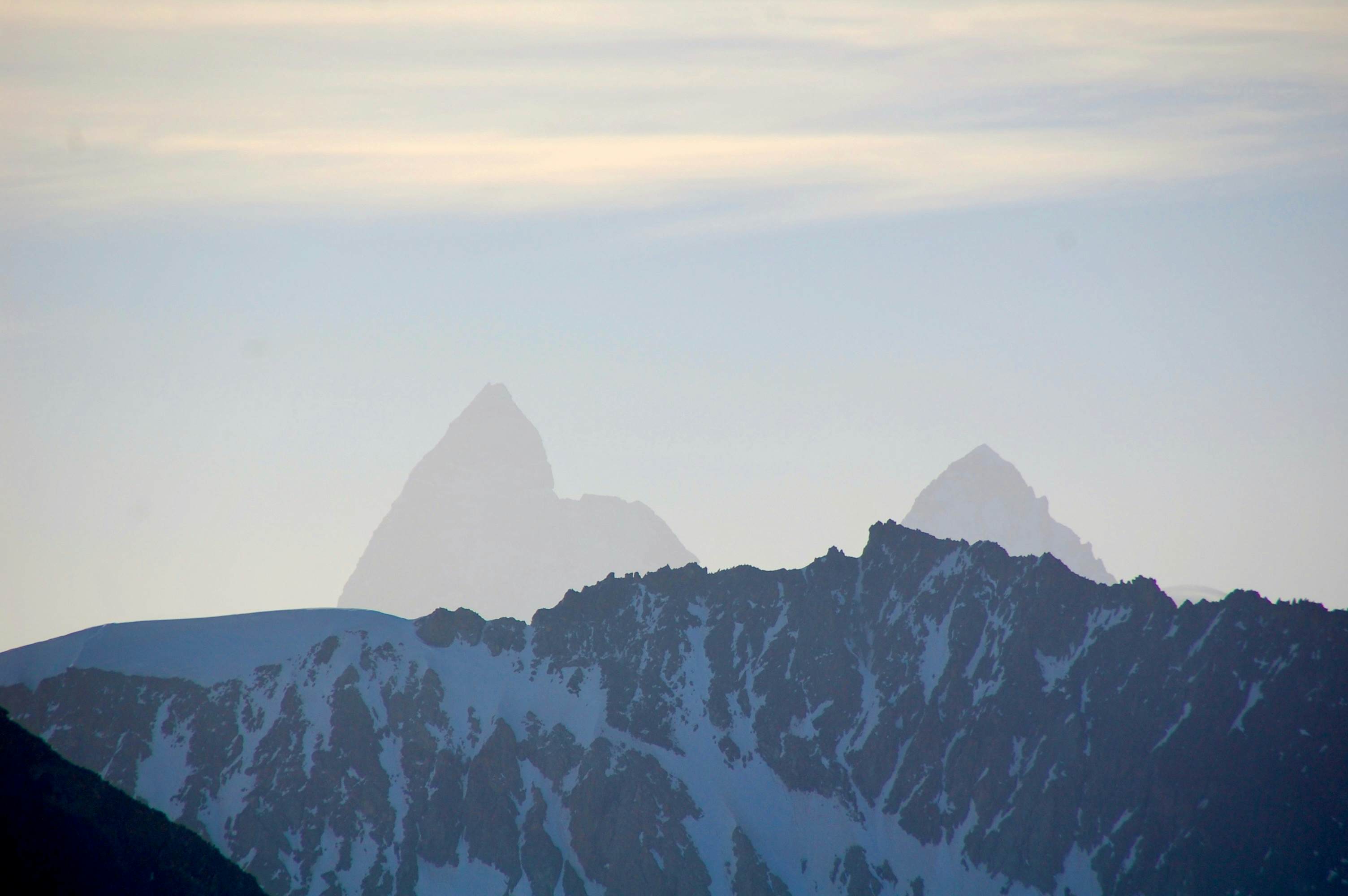 Ein Horn und ein Zahn stechen in den Morgenhimmel: Matterhorn und Dent d’Herens