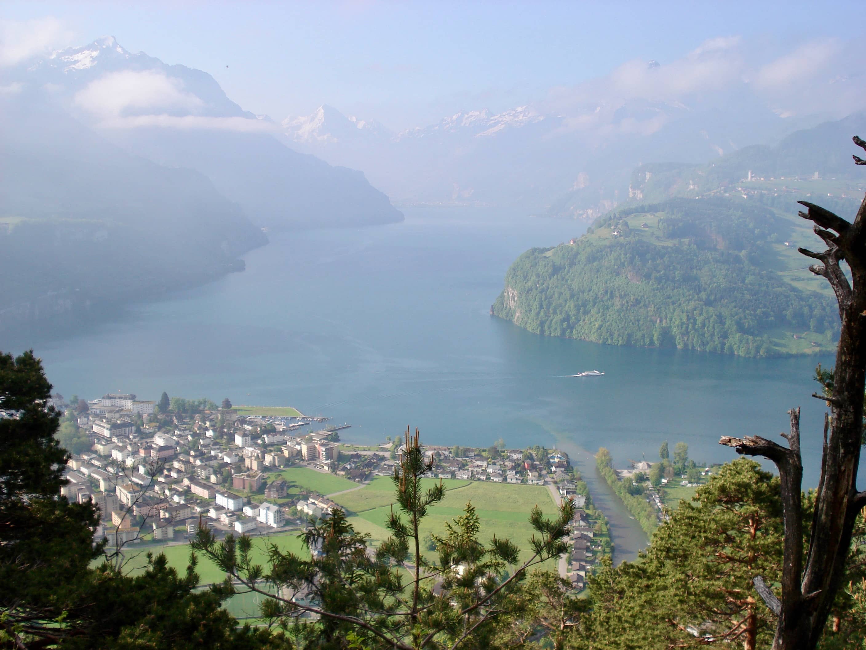 Tiefblick nach Brunnen