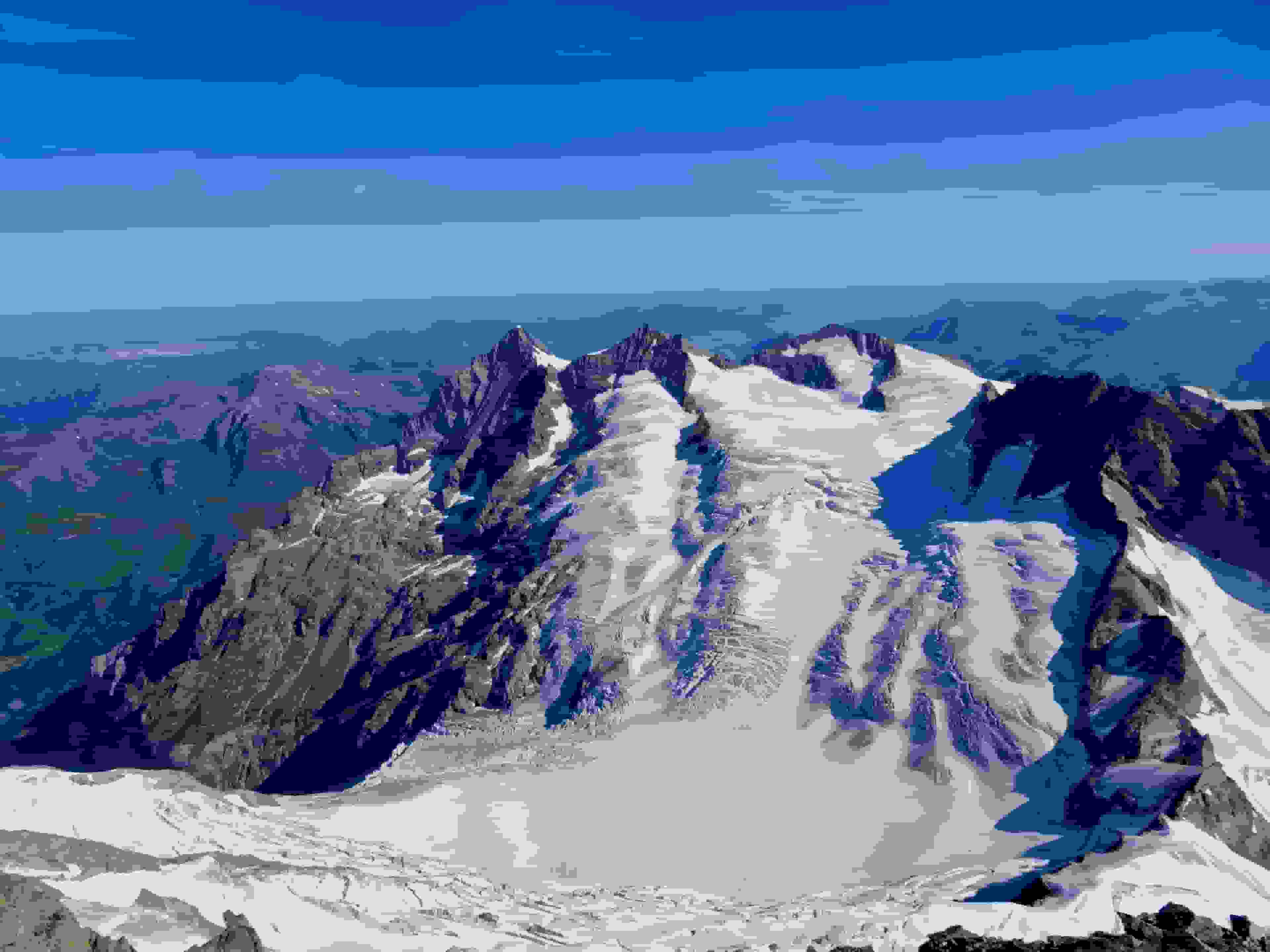 Tiefblicke zu Wetter-, Mittel- und Rosenhorn, dahinter der Pilatus