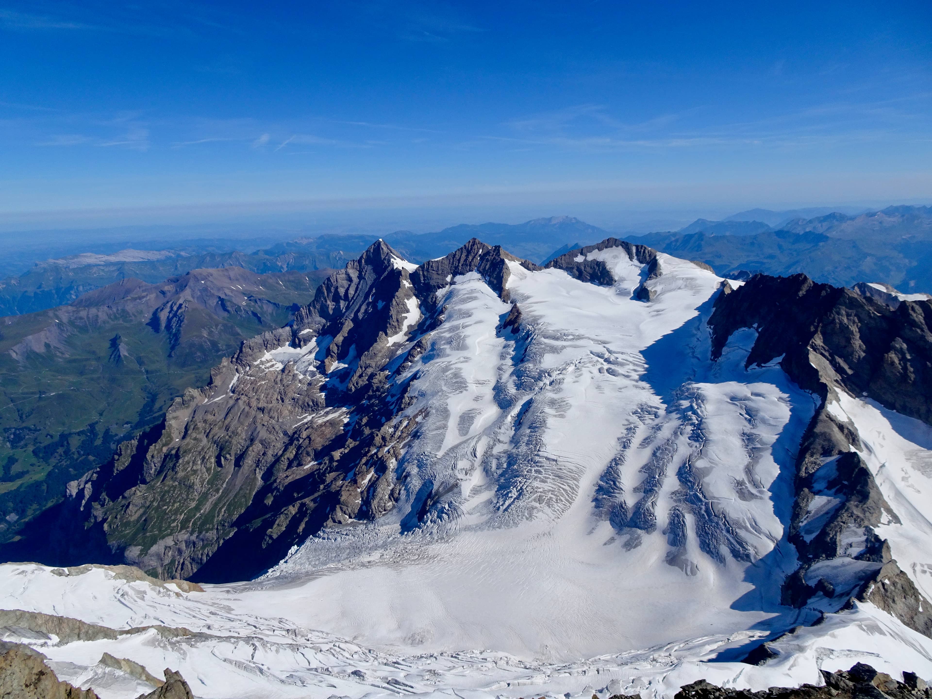 Tiefblicke zu Wetter-, Mittel- und Rosenhorn, dahinter der Pilatus