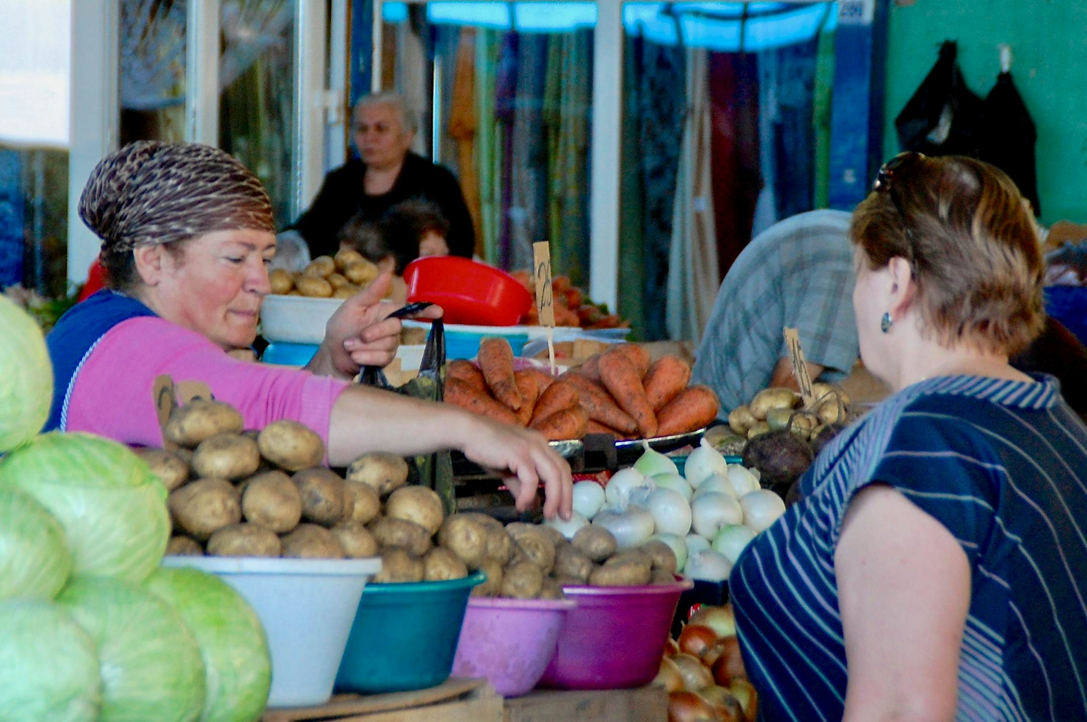 Bauernfrauen verkaufen ihr Obst und Gemüse