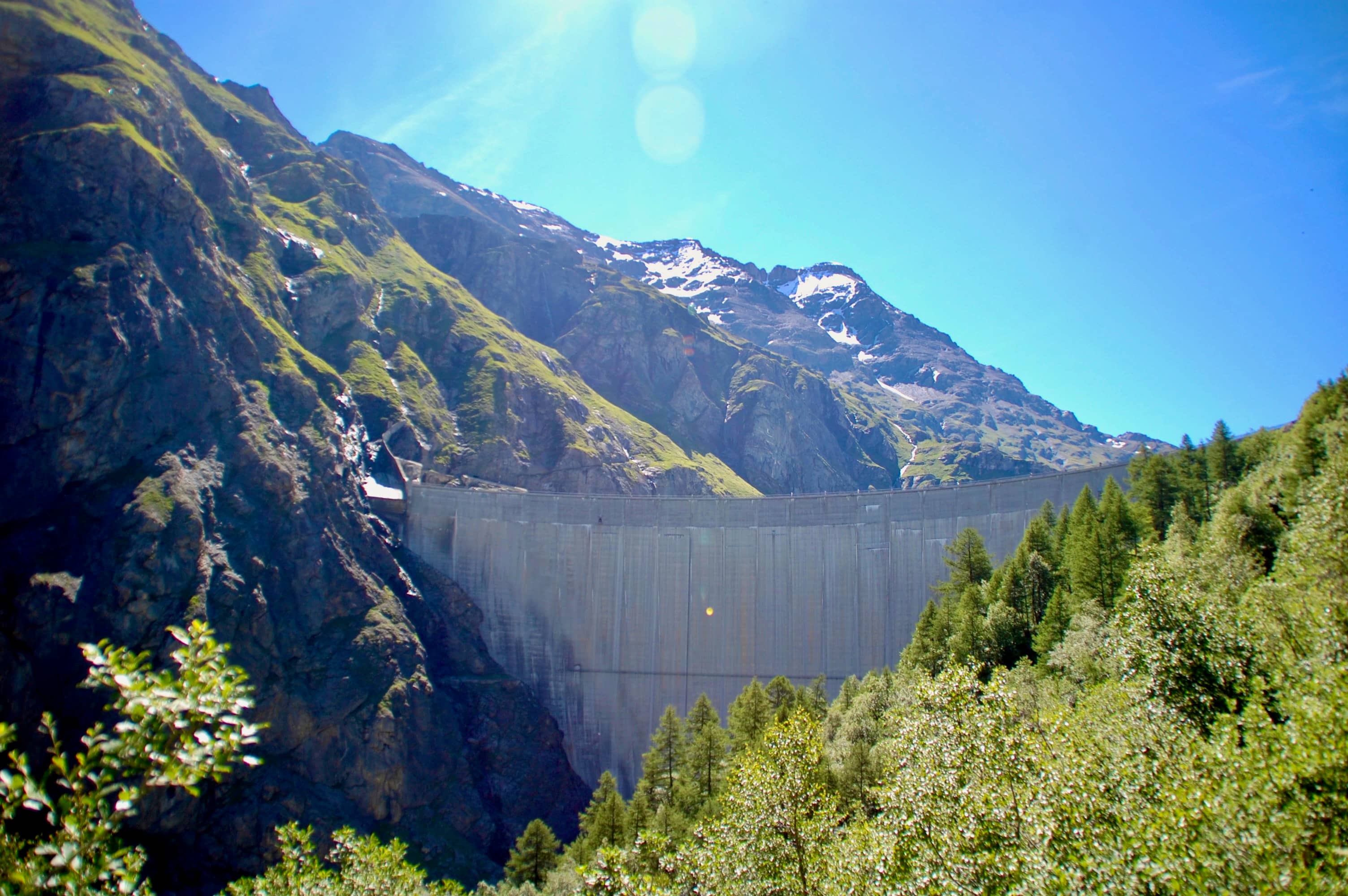 Die Staumauer Mauvoisin und links der Mont Rouge du Giétro