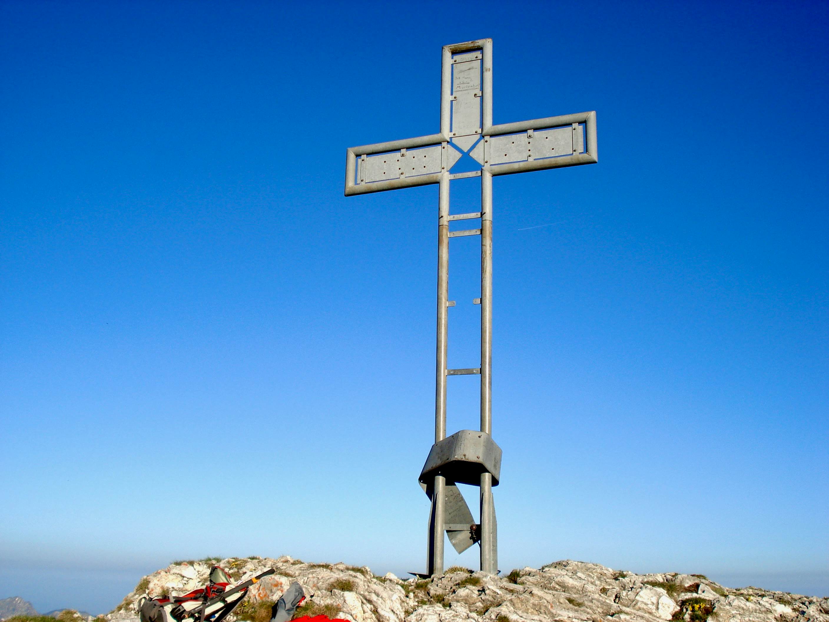 Das Gipfelkreuz des Vanil Noir - es wurde letztes Jahr aus Protest zerstört