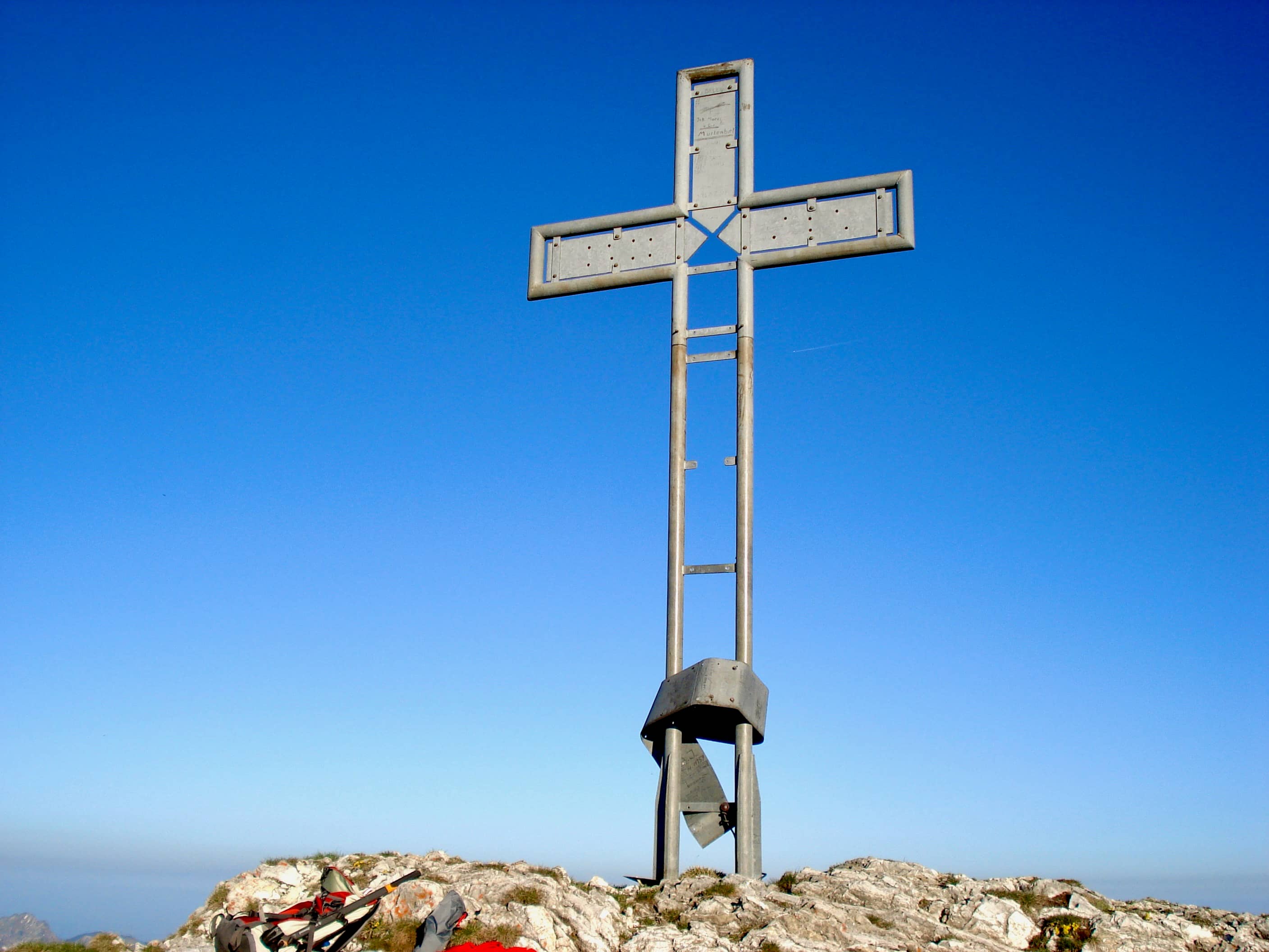 Das Gipfelkreuz des Vanil Noir - es wurde letztes Jahr aus Protest zerstört